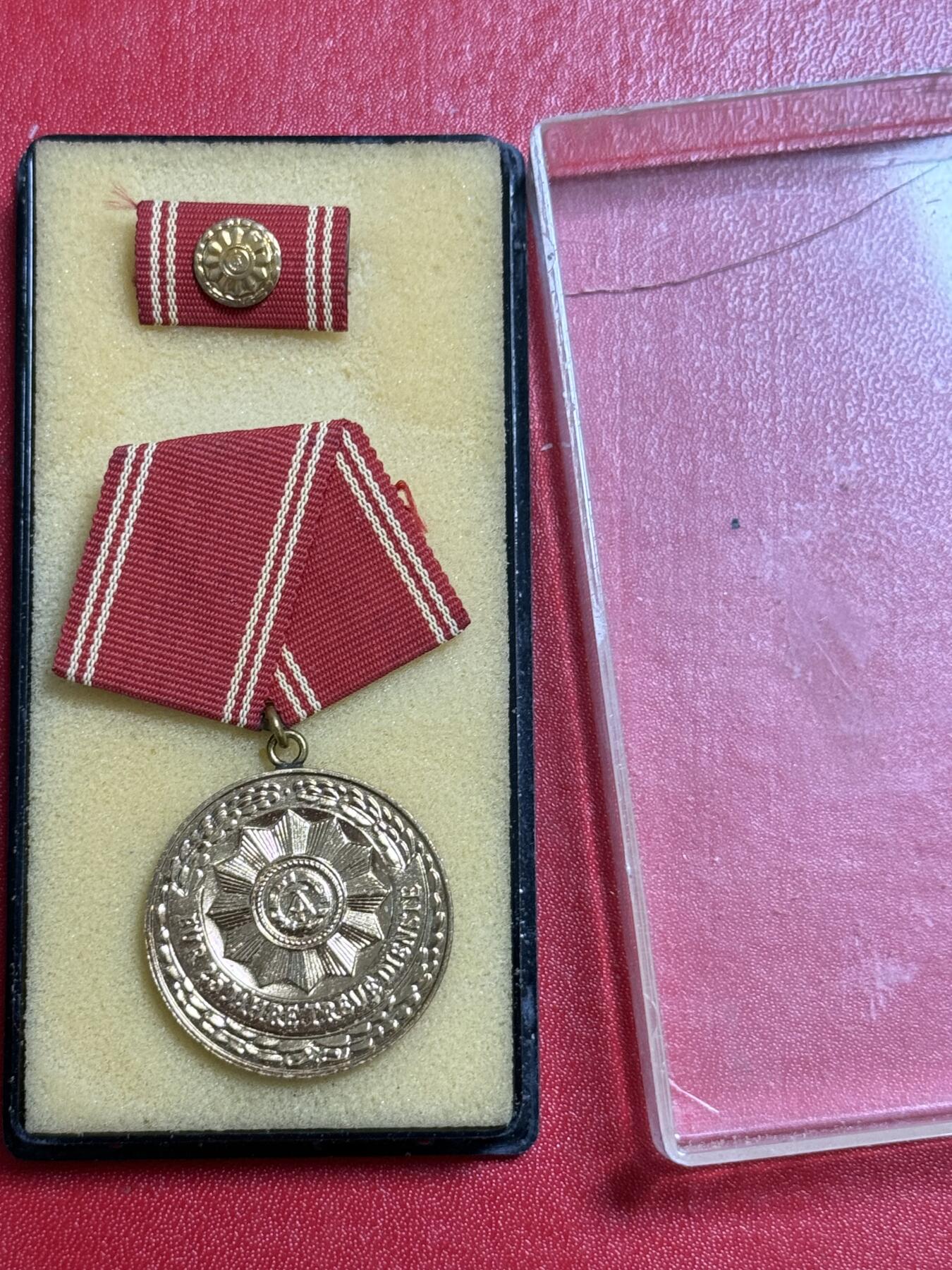 韵星假日军品类拍卖第50期 民主德国特级二等内务部武装力量忠诚服务奖章带原盒略