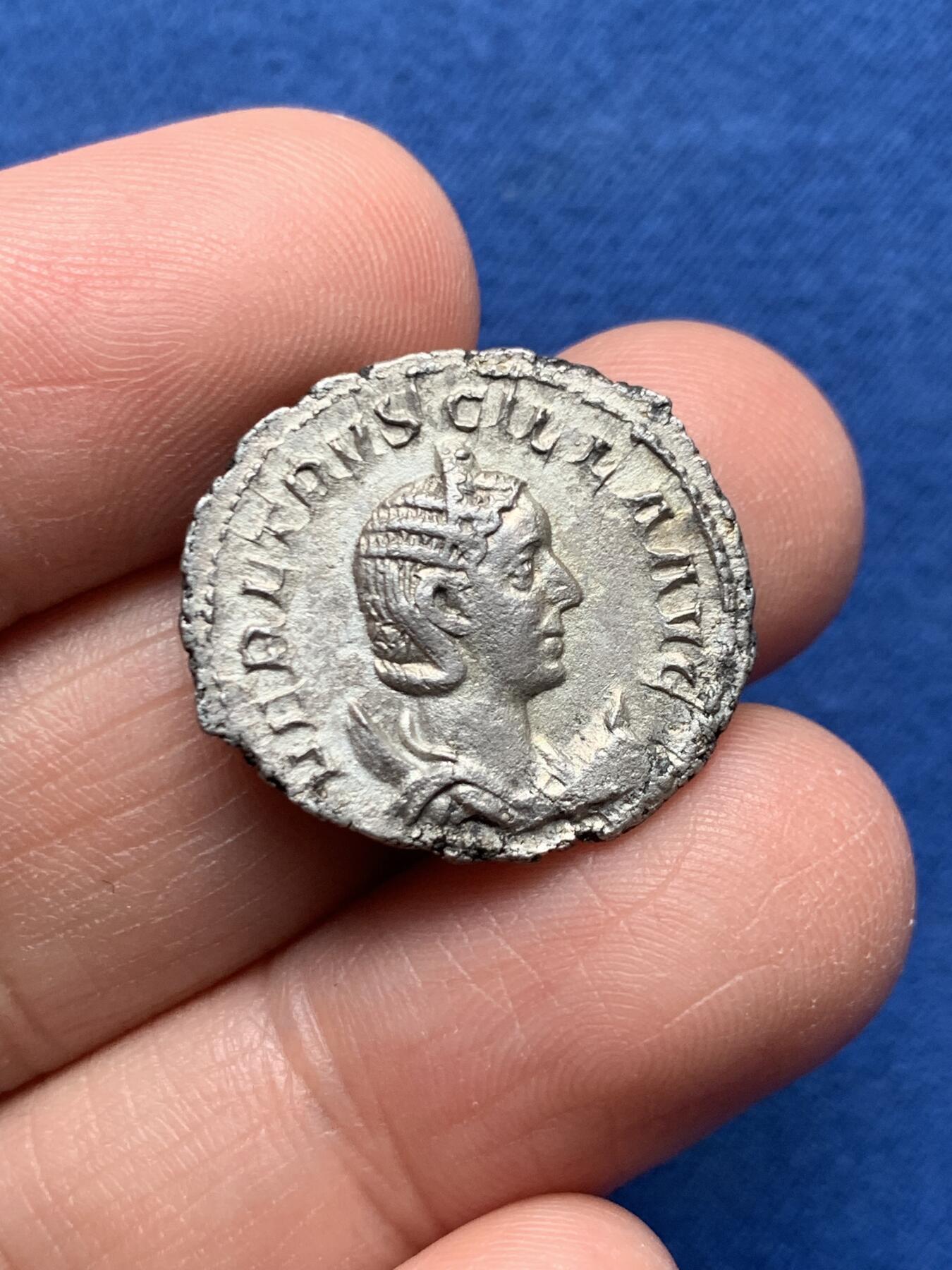 《竞宝斋》第476场 周日，周一 2场连拍 （全场包邮）欢迎送拍 古罗马 公元249-251年 银币 正面为赫伦尼娅皇后 背面丰饶女神 打制和细节都很不错 3.54克