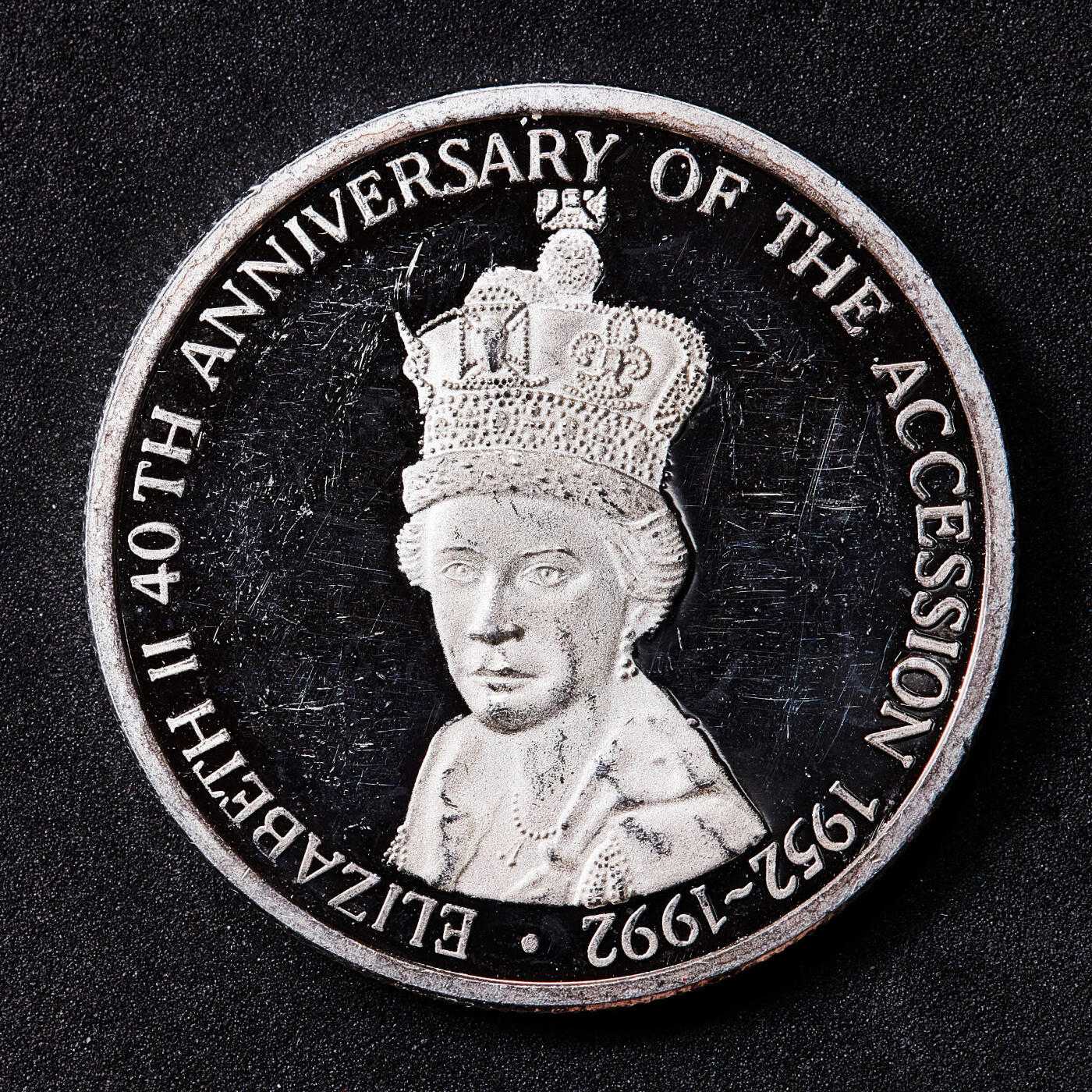 【俄甄集藏】2026年(050)04-01星期三 晚 19:30 全场包邮 英属特克斯和凯克斯群岛1993年纪念伊拉莎白二世加冕40周年20克朗精制大银币，重31.1克，999银，发行量10000枚（上期被鸽，重新拍）