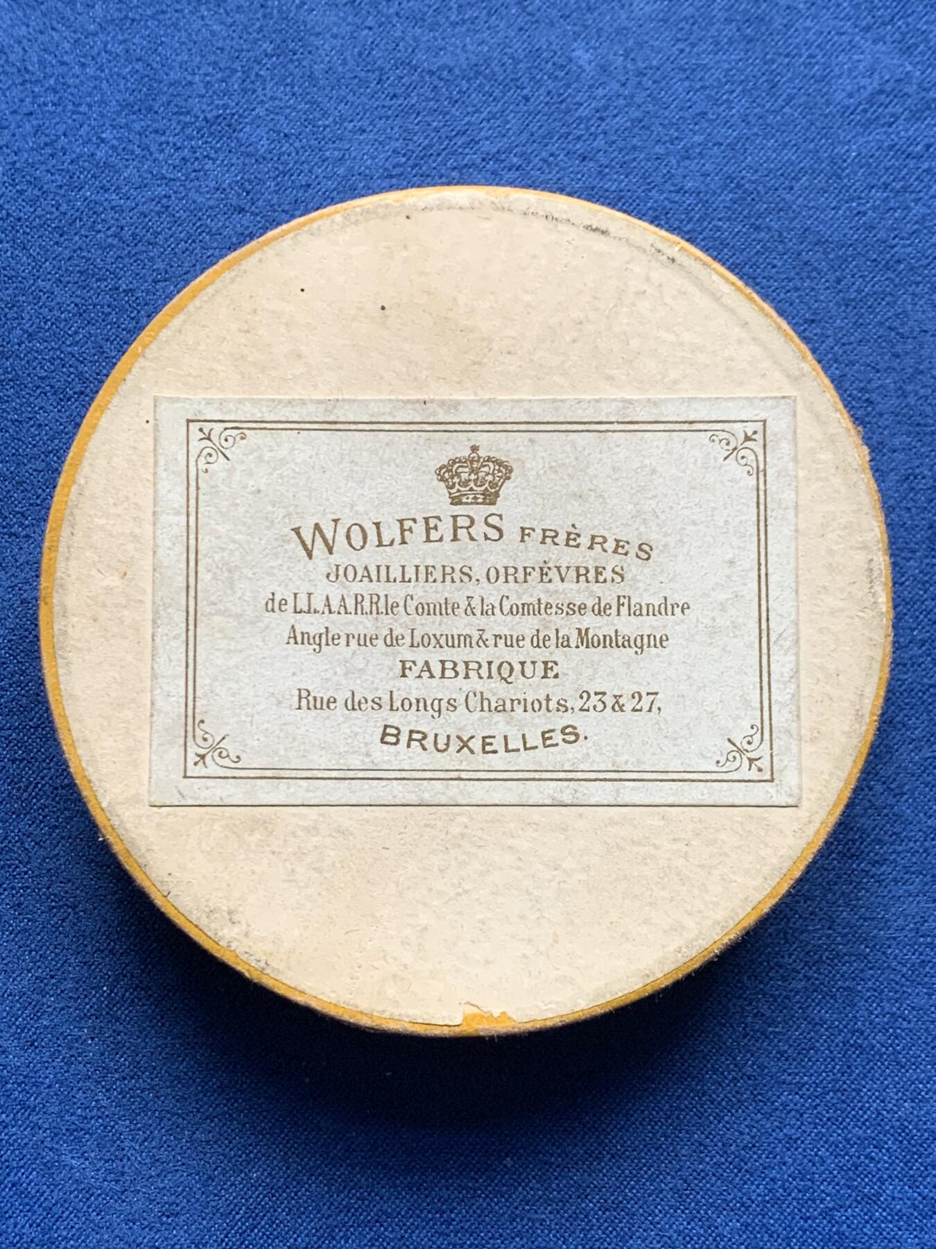 《竞宝斋》第476场 周日，周一 2场连拍 （全场包邮）欢迎送拍 1897年比利时布鲁塞尔世博会纪念大铜章 153.7克 69.2mm 高浮雕 带原盒