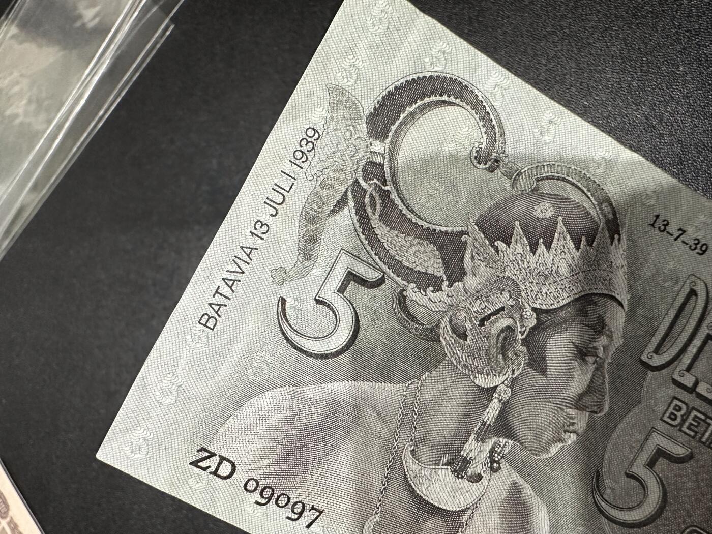 《外钞收藏家》第六百二十二期（精品场）（长期征集拍品、欢迎藏友们联系合作） 1939年荷属东印度5盾 全新 满版水印导致剪裁不齐