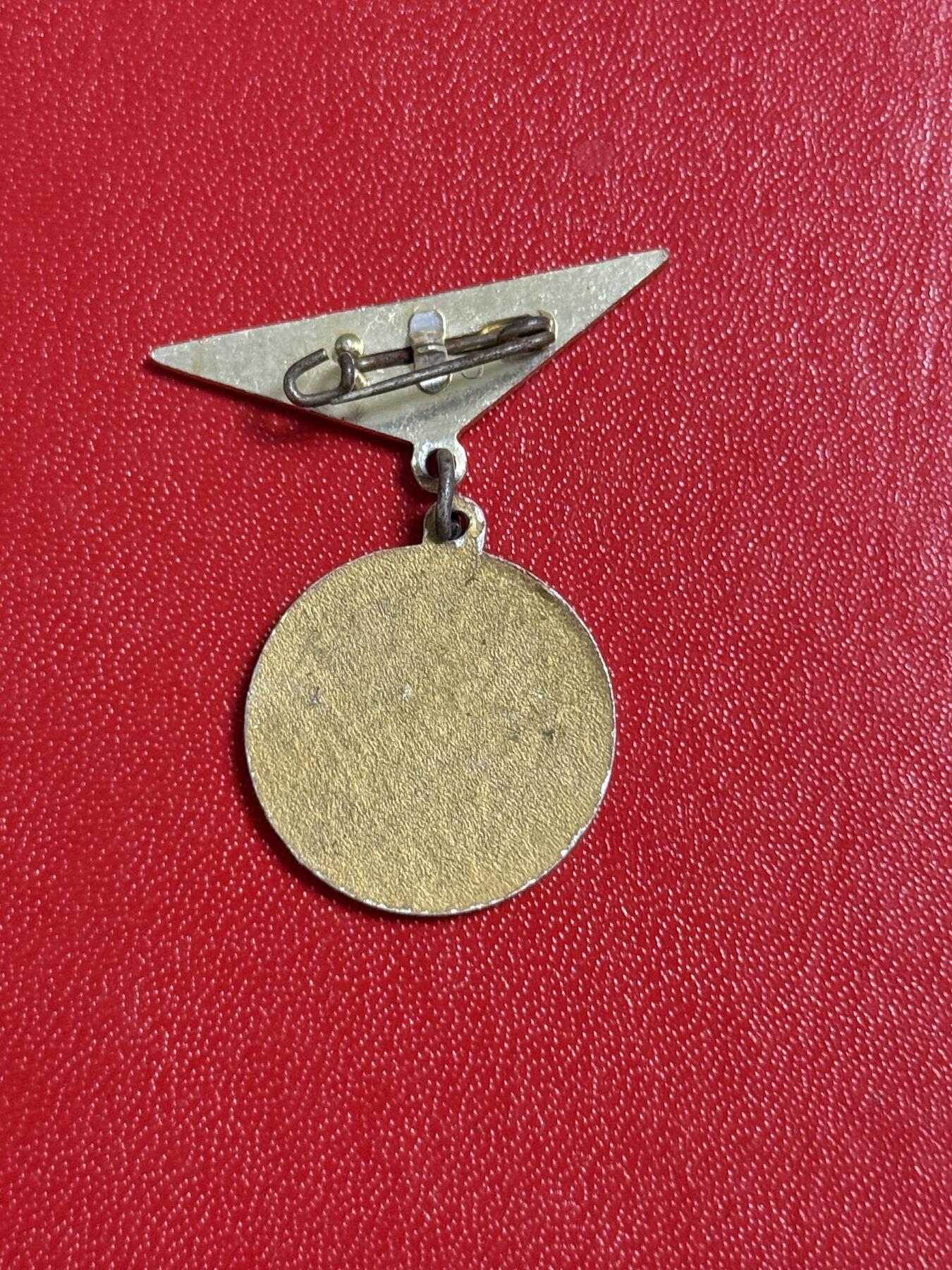 韵星假日军品类拍卖第50期 民主德国fdj优秀成员证章