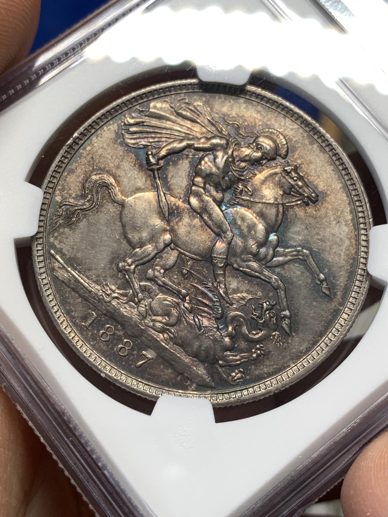 《竞宝斋》第476场 周日，周一 2场连拍 （全场包邮）欢迎送拍 NGC UNCD 英国 1887年 维多利亚高冠马剑克朗银币