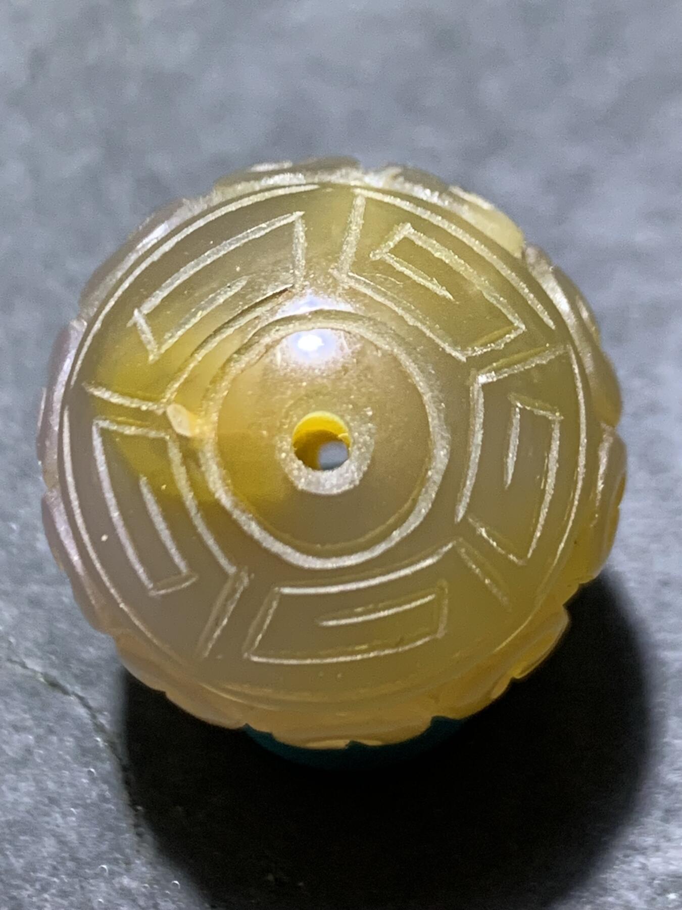 精美高润度冻料飘鸡油黄原皮蒙料战国红玛瑙雕刻回纹2.0珠子一颗，