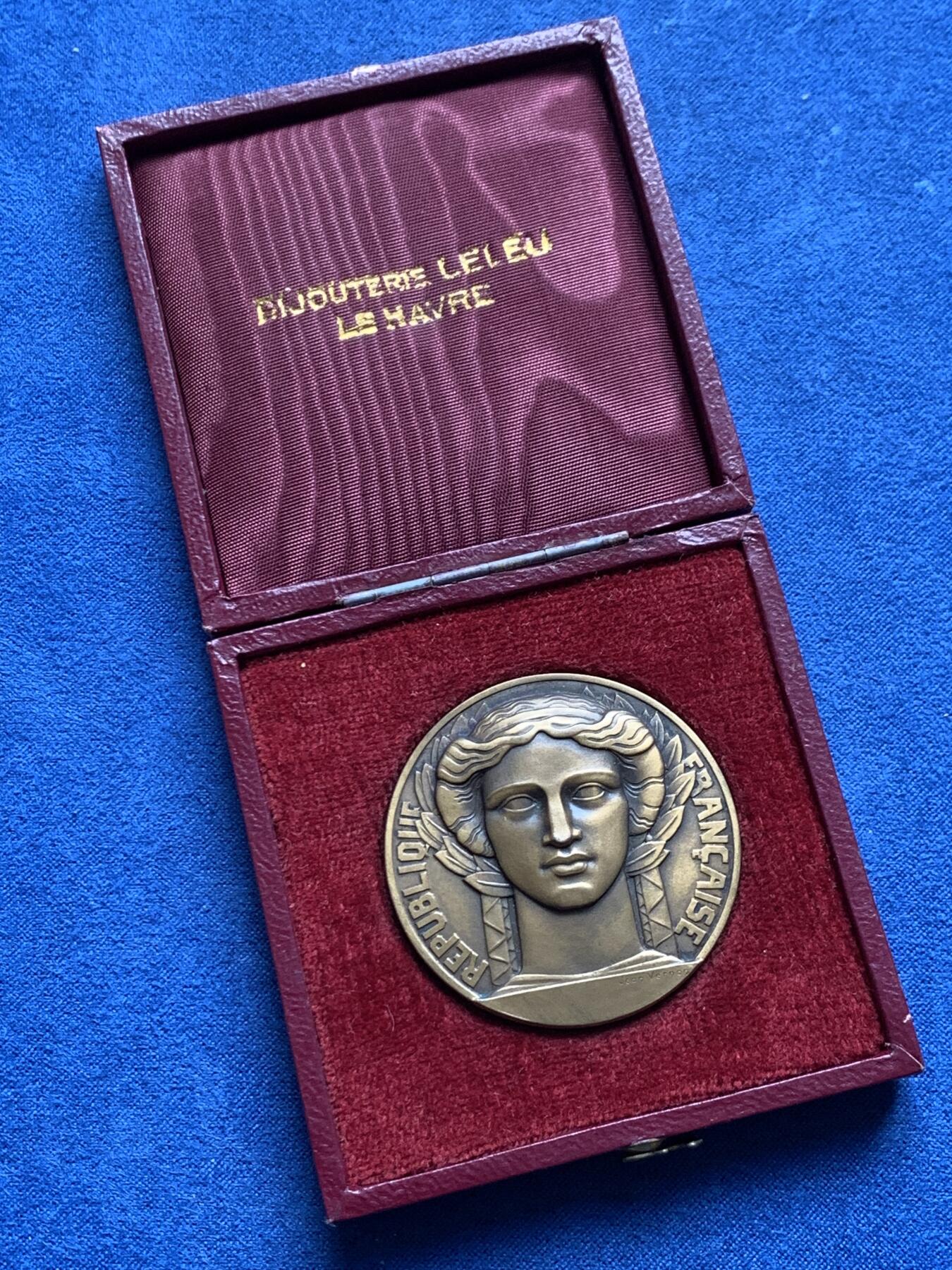 《竞宝斋》第476场 周日，周一 2场连拍 （全场包邮）欢迎送拍 法兰西玛丽安娜女神铜章 正面头像 38.7克 40.8mm 三角铜标 带原盒