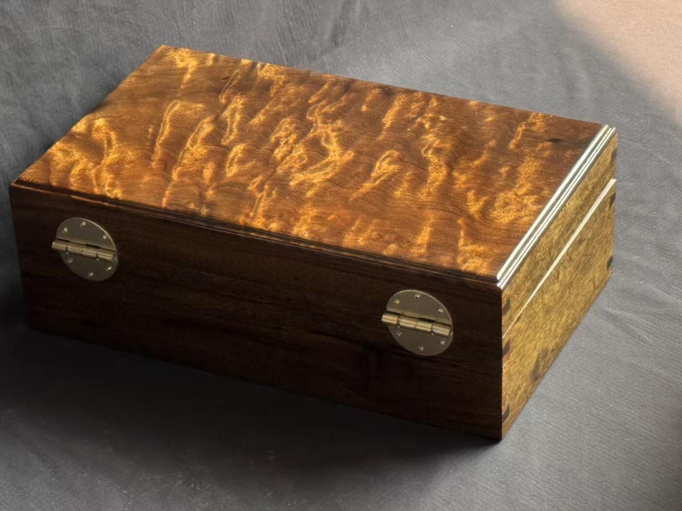 零元拍：金丝楠阴沉木满水波满纹满金丝首饰箱，尺寸：228/117/77MM，送礼盒箱。