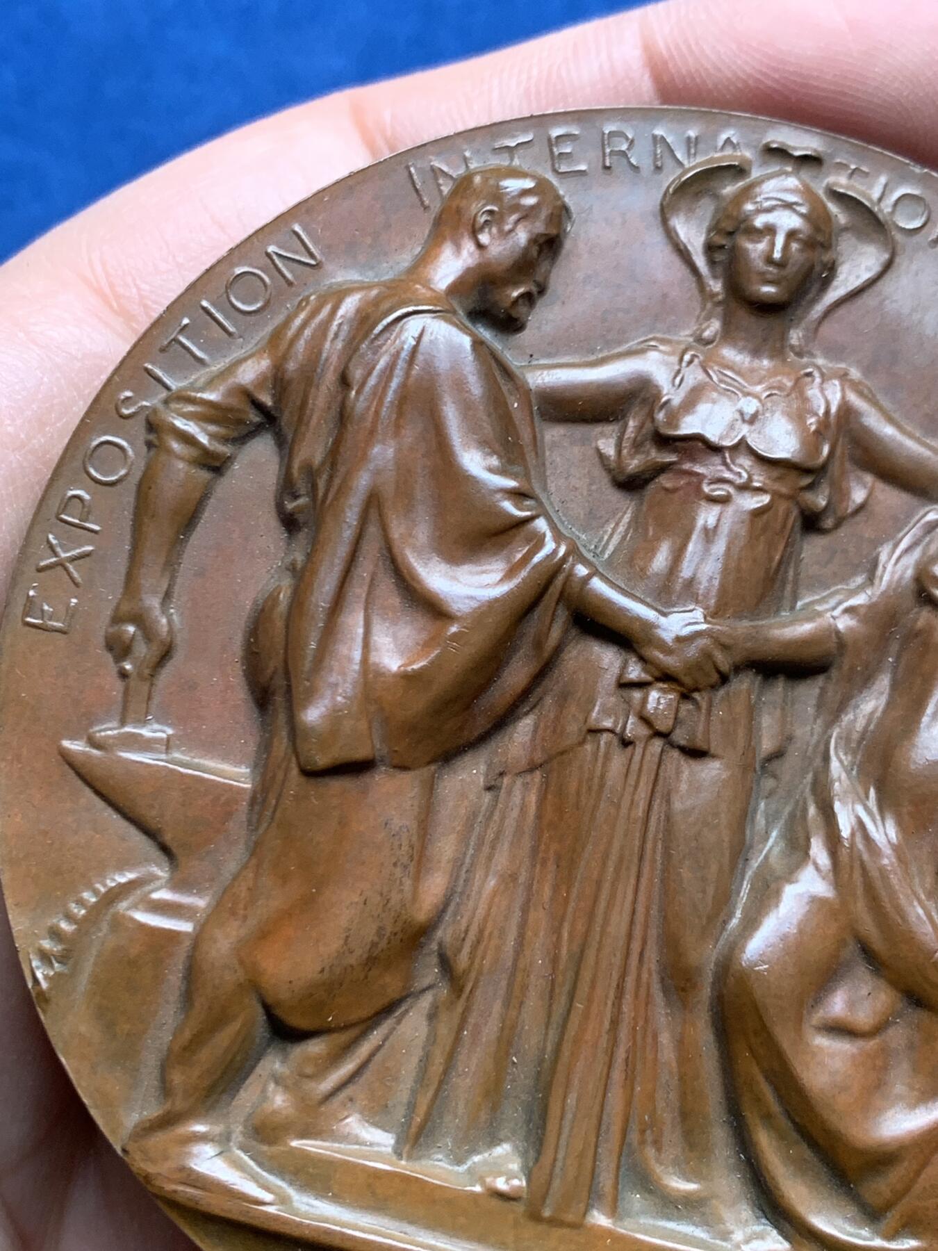 《竞宝斋》第476场 周日，周一 2场连拍 （全场包邮）欢迎送拍 1897年比利时布鲁塞尔世博会纪念大铜章 153.7克 69.2mm 高浮雕 带原盒