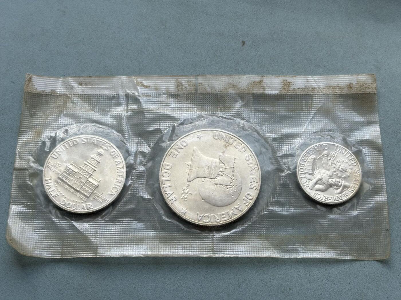 盛世勋华——号角文化勋章邮票专场拍卖第311期 美国1976年建国200周年纪念银币套装，带原封装，银价300+，属于美国铸币局（US Mint）发行的未流通版，共3枚银币，包括艾森豪威尔1美元，肯尼迪半美元，话说，华盛顿25美分，均为S版（旧金山铸币局铸造）