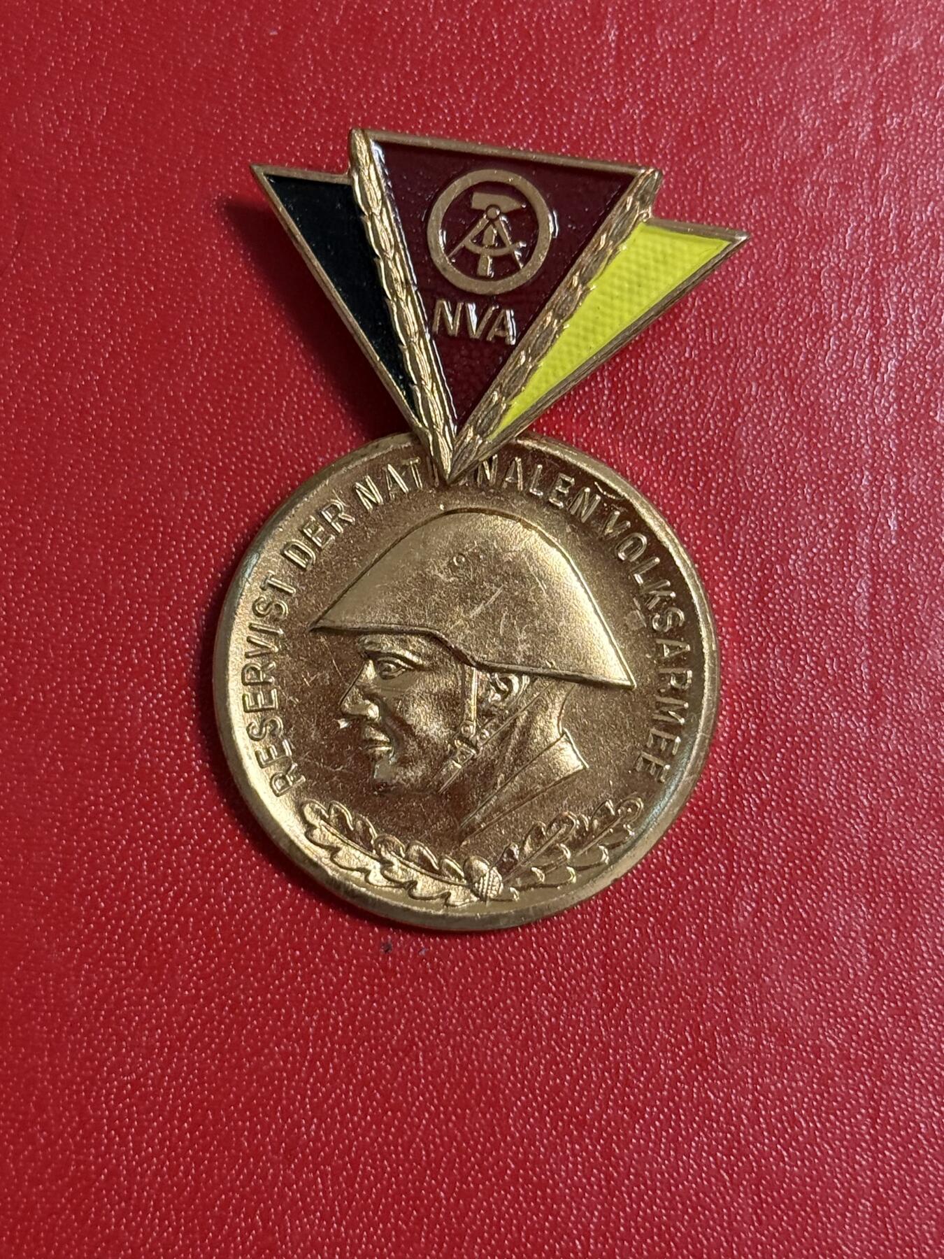 韵星假日军品类拍卖第50期 民主德国铜级人民军预备役优秀服务奖章