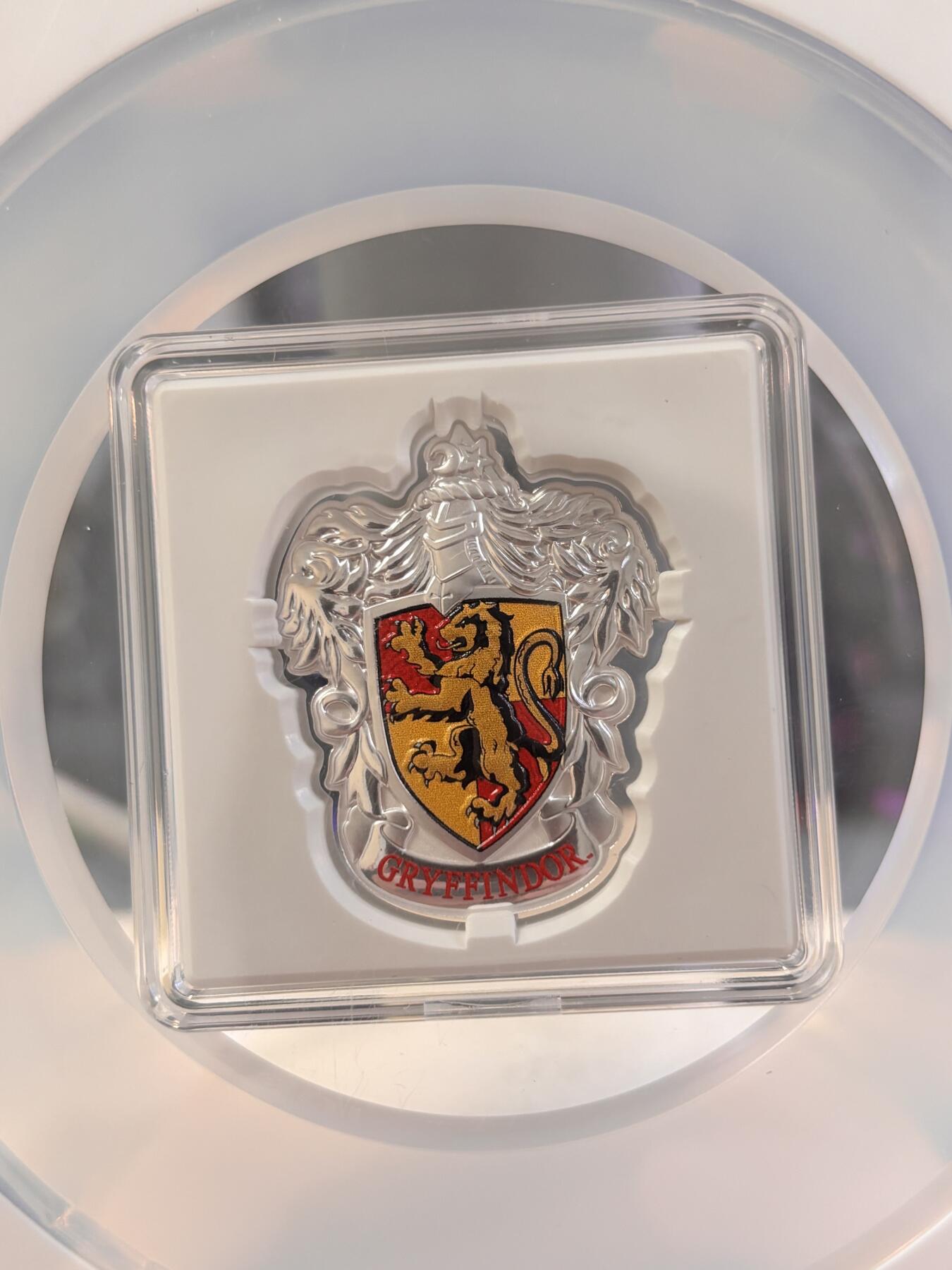 第196期拍卖 纽埃2021年哈利波特格兰芬多徽章异形银币NGC-PF70，1盎司，发行5000枚