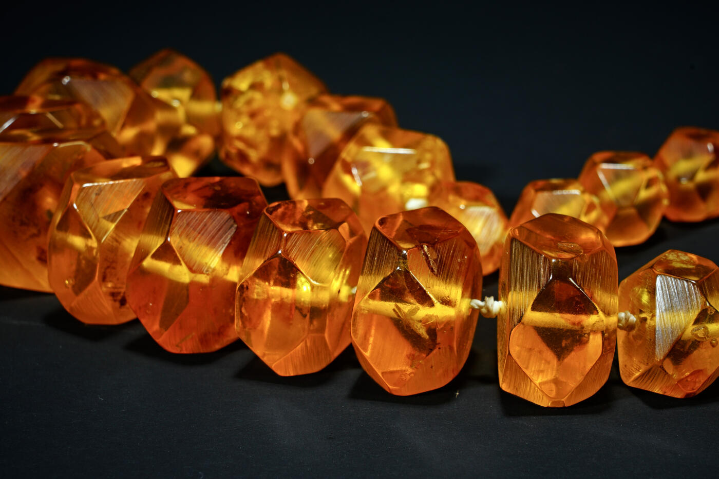 上海都达杂项专场六十七【全场包邮】 清代欧洲回流天然老蜜蜡菱形项链95-11