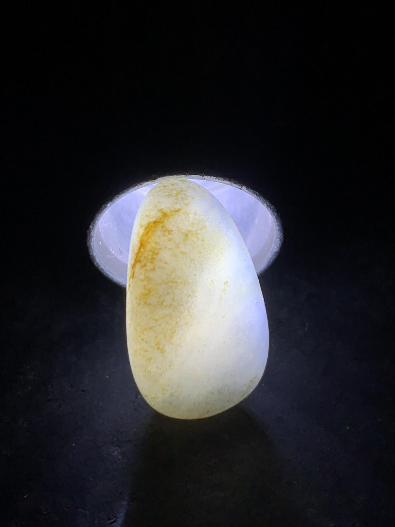 精美和田玉青花小独籽原石一颗