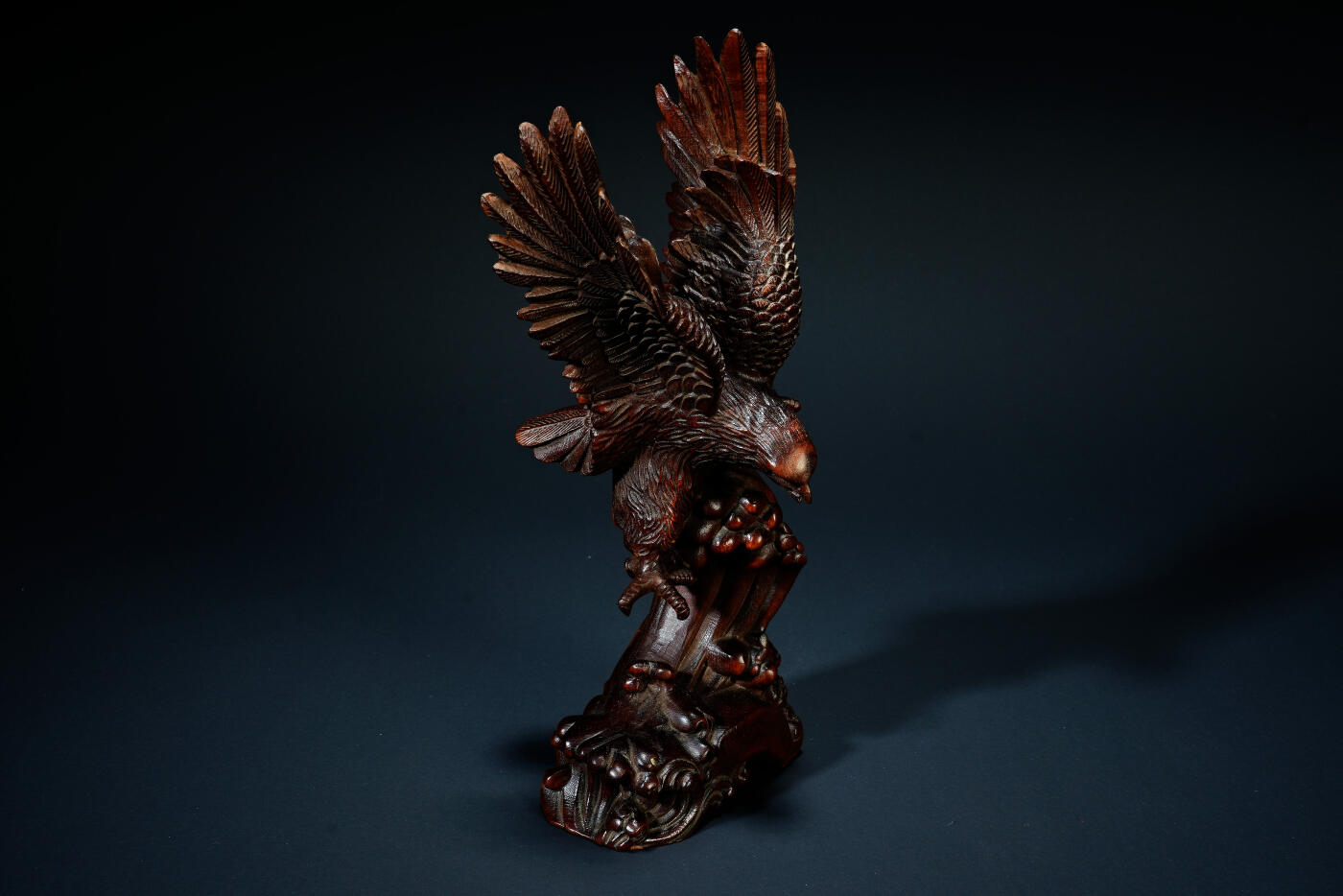 上海都达杂项专场六十七【全场包邮】 清代老黄杨木精雕《雄鹰展翅》摆件