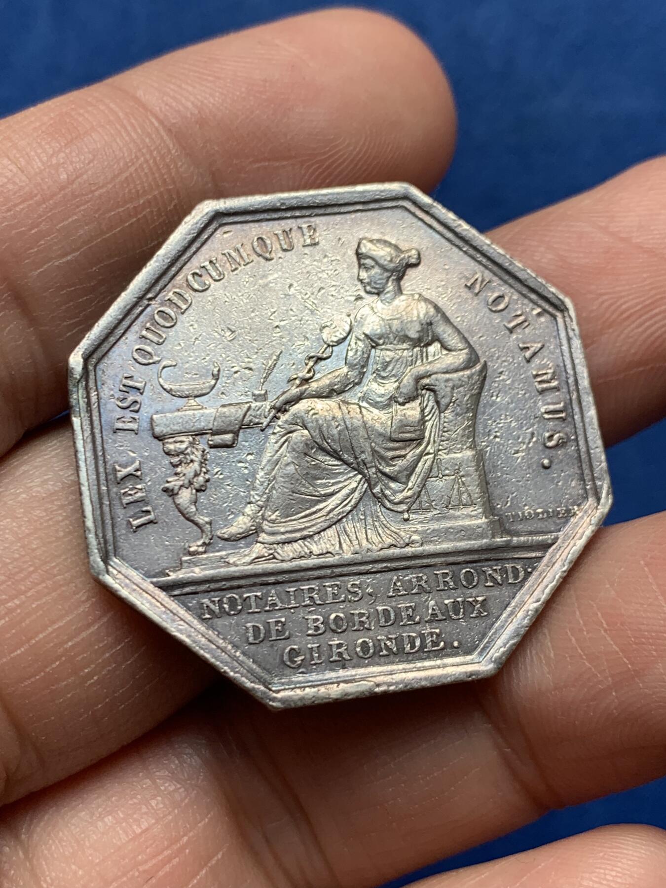 《竞宝斋》第476场 周日，周一 2场连拍 （全场包邮）欢迎送拍 法国菲利普一世波尔多公证处八角银质代币，手指ARGENT，17.25克，33.5mm