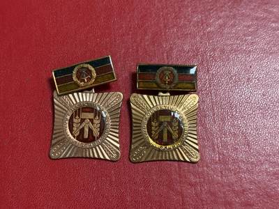 韵星假日军品类拍卖第50期 - 民主德国集体劳动模范奖章两枚