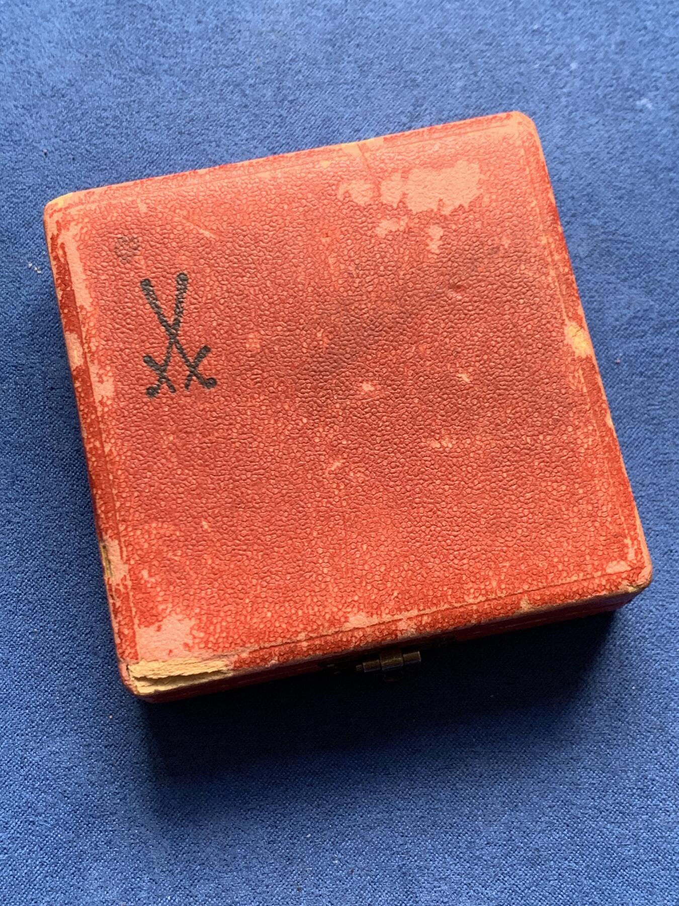 《竞宝斋》第476场 周日，周一 2场连拍 （全场包邮）欢迎送拍 德国1921年纪念迈森教区重建镀金白陶章，13.6克，49mm，正面为教区守护者圣本诺，反面为六个天使头和星星，带梅森原盒，极其少见