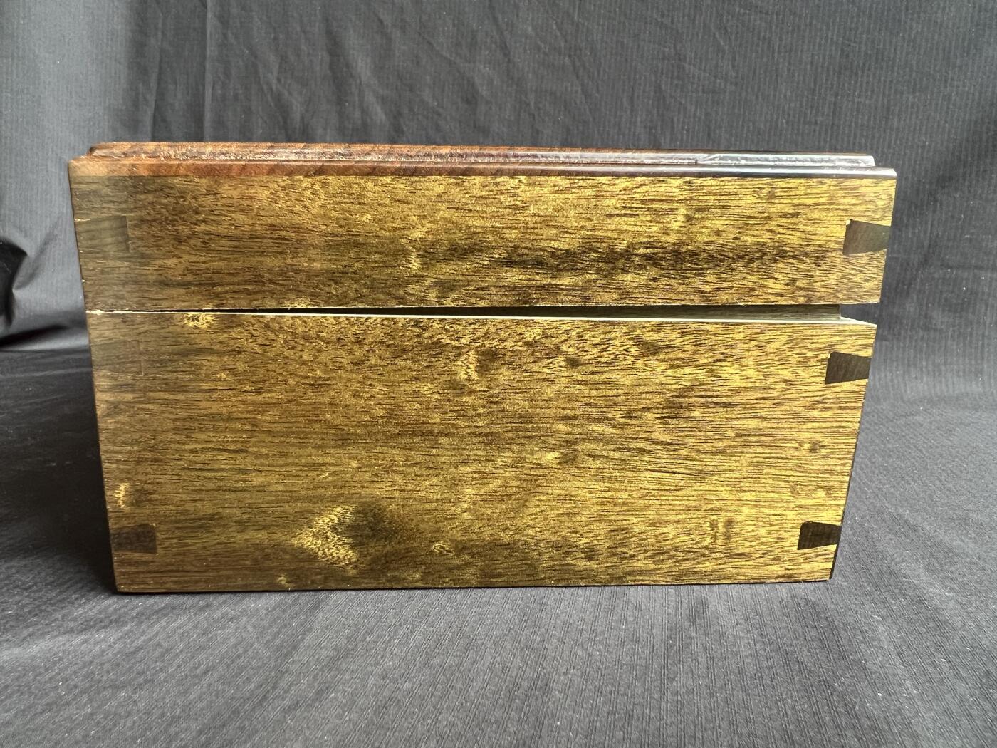 零元拍：金丝楠阴沉木满水波满纹满金丝首饰箱，尺寸：228/117/77MM，送礼盒箱。