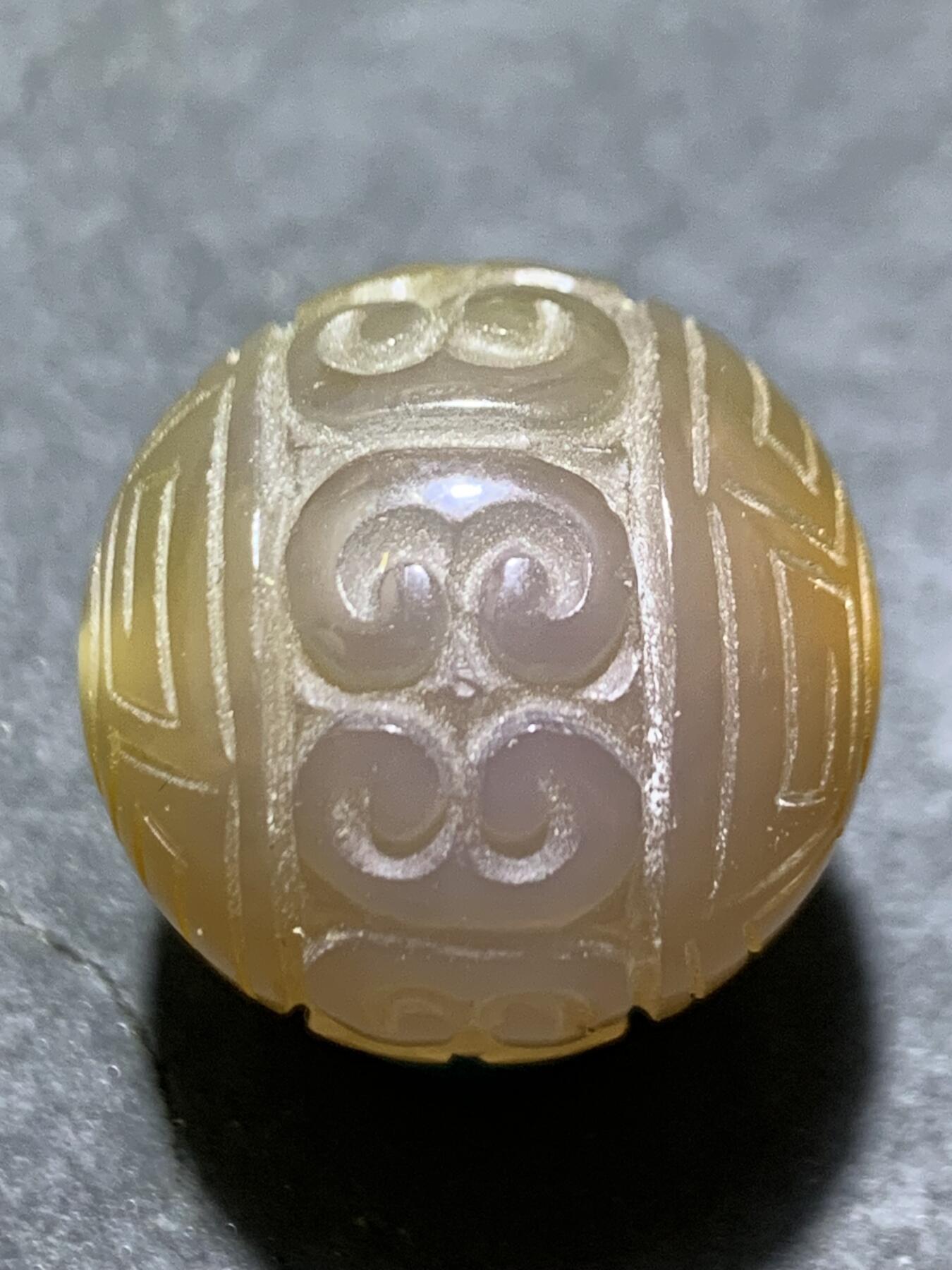 精美高润度冻料飘鸡油黄原皮蒙料战国红玛瑙雕刻回纹2.0珠子一颗，