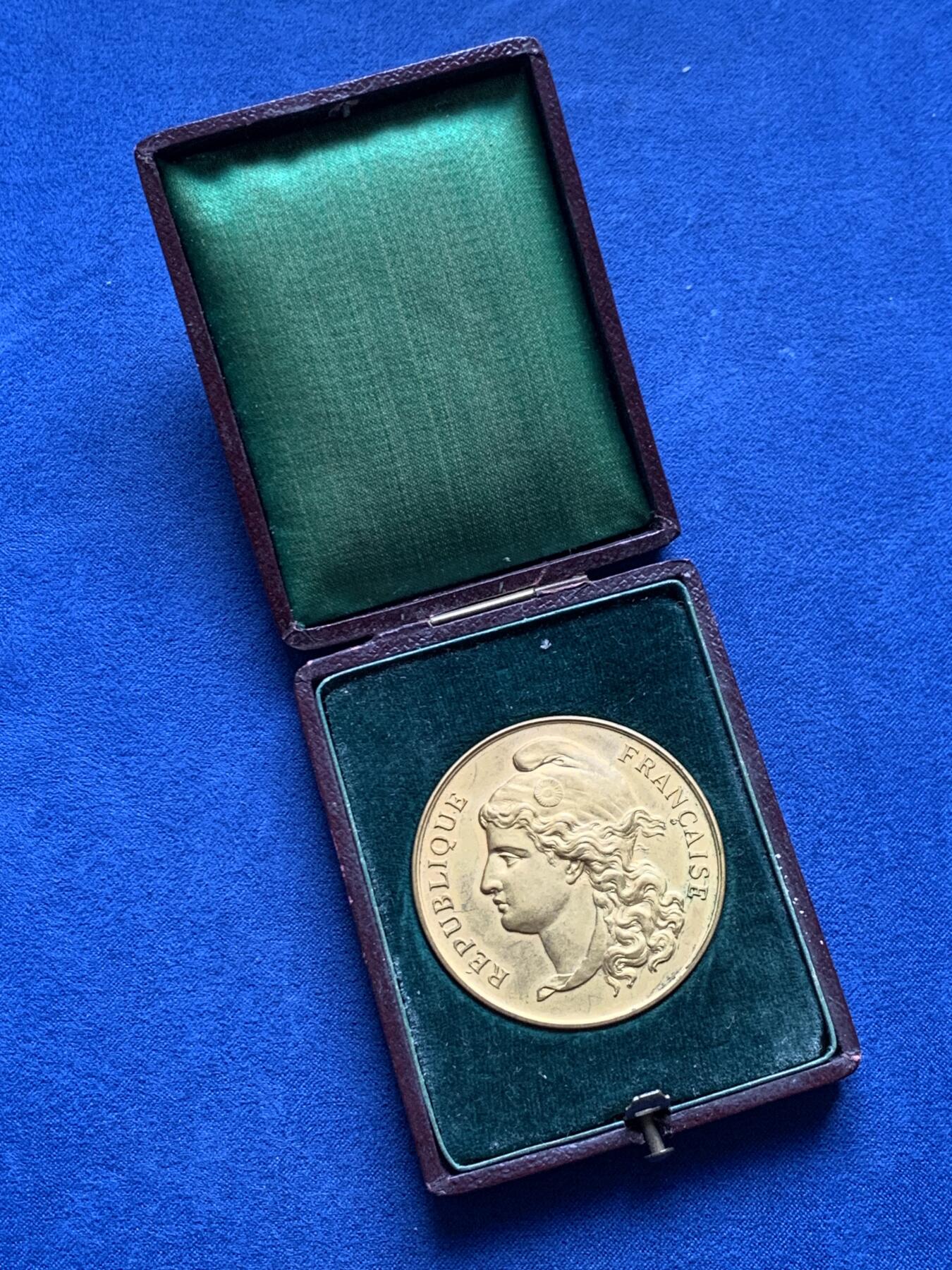 《竞宝斋》第476场 周日，周一 2场连拍 （全场包邮）欢迎送拍 法国玛丽安娜镀金铜章 41.1克 45.9mm 铜标边铭 带盒