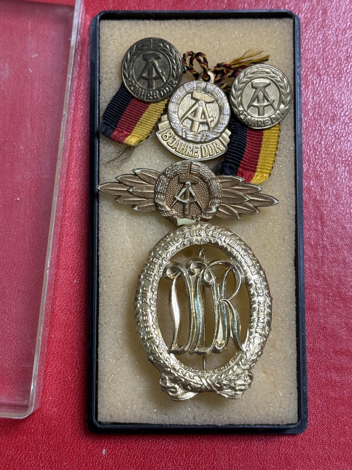 韵星假日军品类拍卖第50期 民主德国徽章一组 民主德国成立八周年 体育技能证章