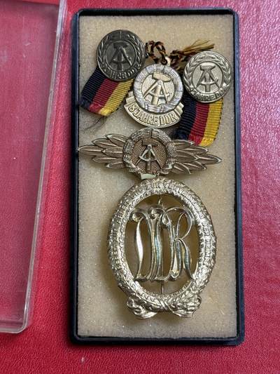 韵星假日军品类拍卖第50期 - 民主德国徽章一组 民主德国成立八周年 体育技能证章