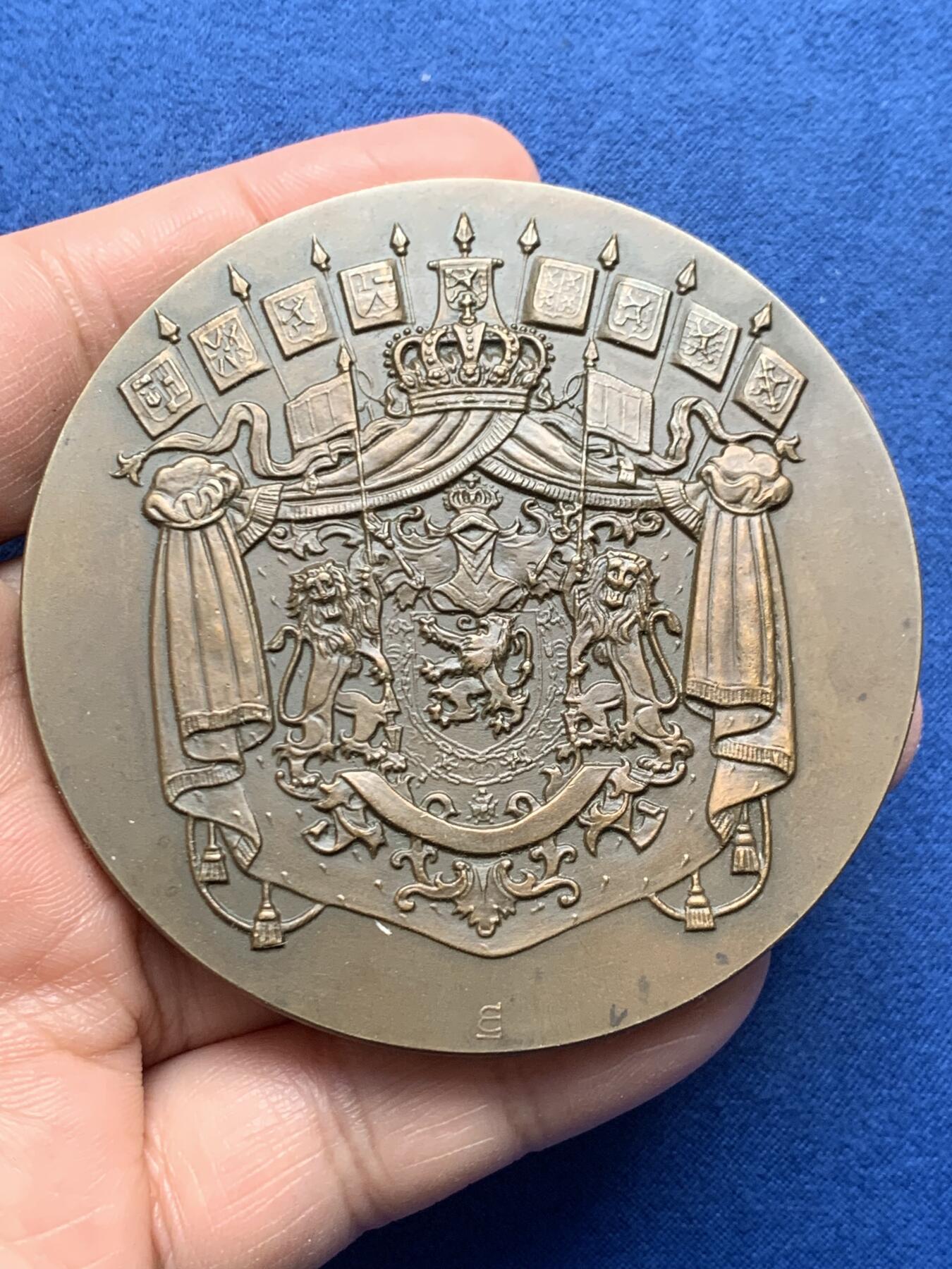 《竞宝斋》第476场 周日，周一 2场连拍 （全场包邮）欢迎送拍 比利时铜章 未知年份 正面为比利时大窗帘 背面为司法部 直径69.2mm 重量179.35g