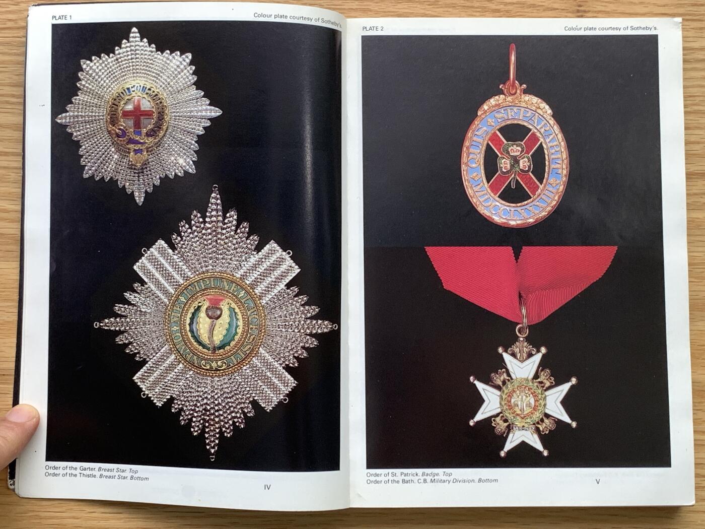 《竞宝斋》第476场 周日，周一 2场连拍 （全场包邮）欢迎送拍 勋章年鉴(第八版)A-Z全尺寸及微型勋章价格指南，28张英国勋章与勋位全彩照片，430余幅英国及殖民地勋章实物插图