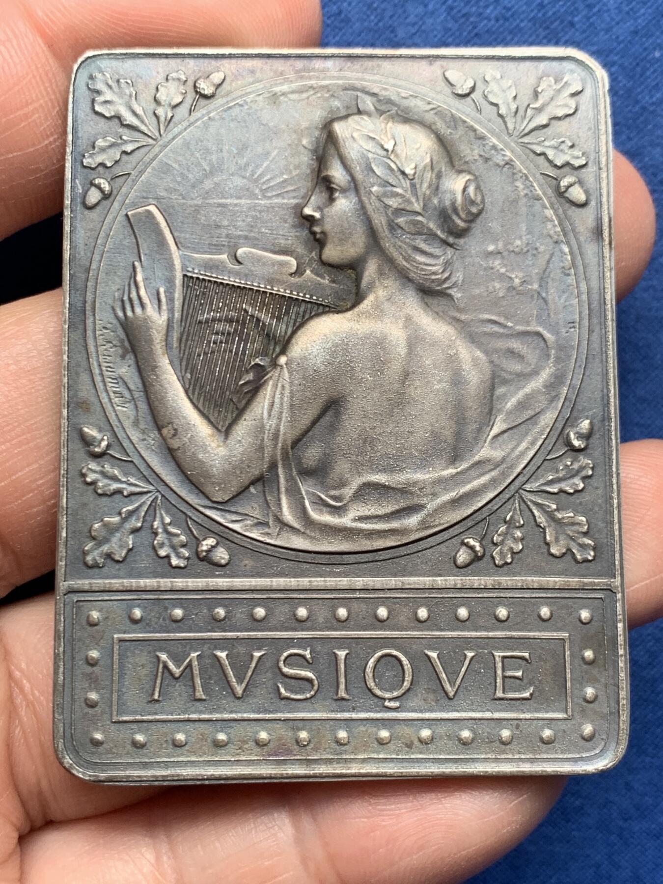 《竞宝斋》第476场 周日，周一 2场连拍 （全场包邮）欢迎送拍 法国圣但尼市城市方型镀银铜章 78.4克 46*60.8mm 正方形铜标