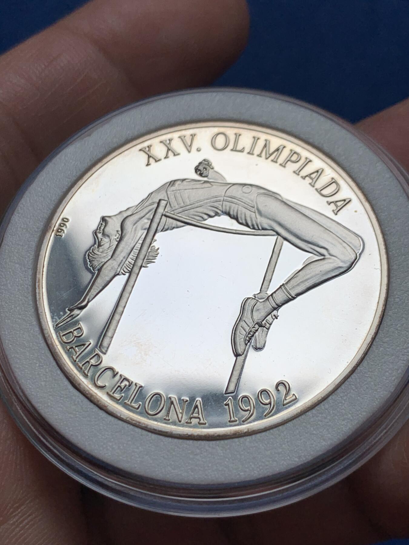 《竞宝斋》第476场 周日，周一 2场连拍 （全场包邮）欢迎送拍 古巴1990年纪念1992年第25届巴塞罗那奥运会-跳高10比索精制银币 925银 28克 铸造量25000枚