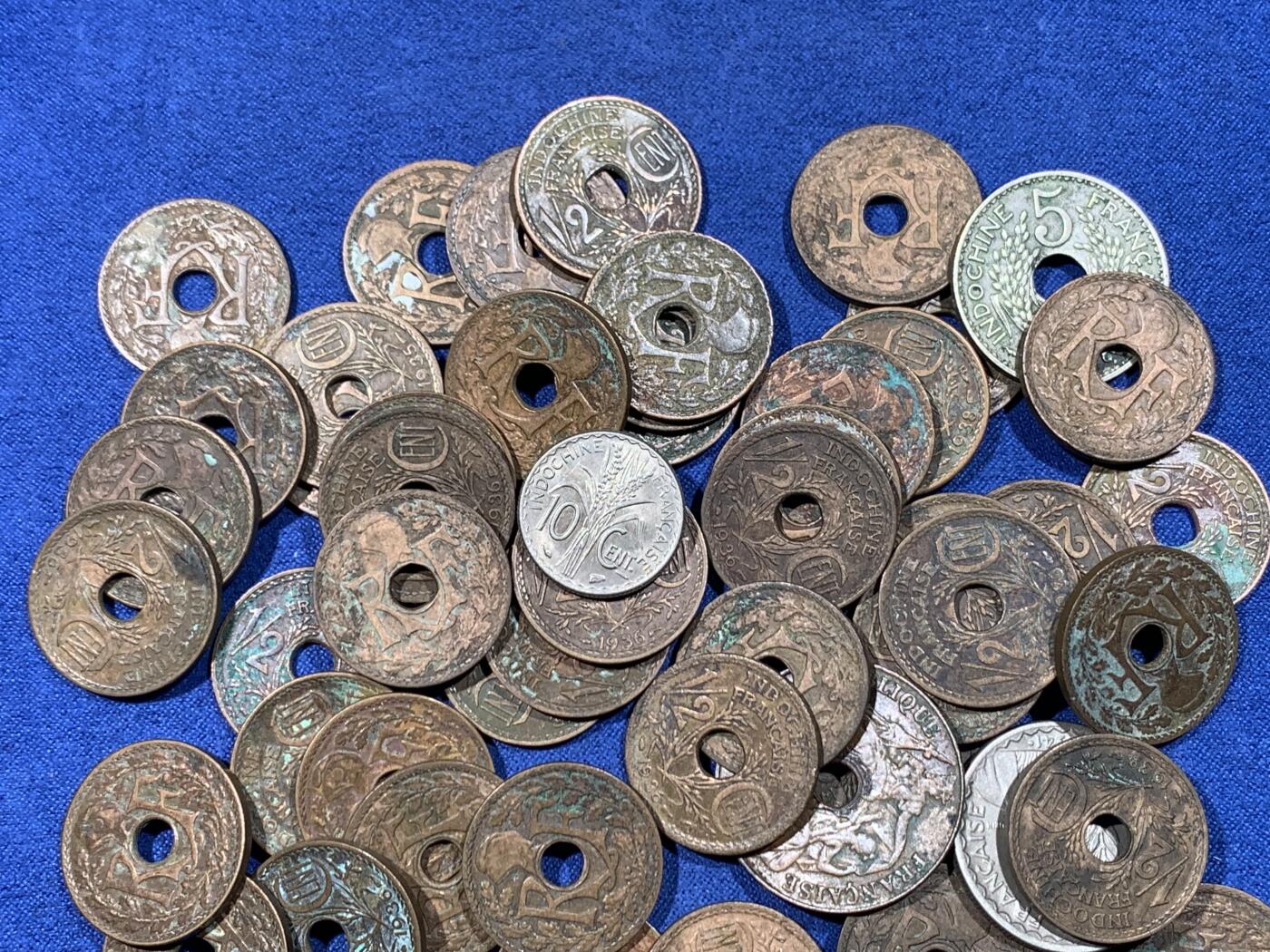 《竞宝斋》第476场 周日，周一 2场连拍 （全场包邮）欢迎送拍 83枚一组 法属印支1/2C铜币79枚 + 1938年百分之一铜币1枚 + 1940年10分镍币1枚 + 1941年20分镍币1枚 + 1938年中孔5分镍币1枚 总重326.2克