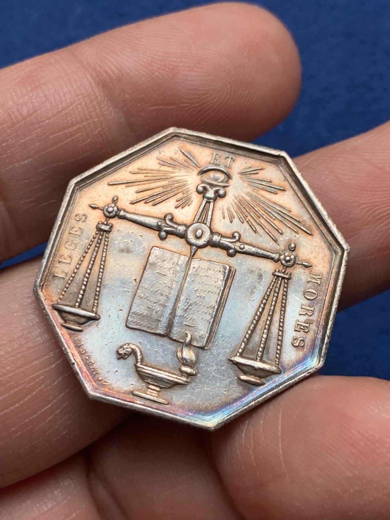 《竞宝斋》第476场 周日，周一 2场连拍 （全场包邮）欢迎送拍 法国奥布省塞纳河畔公证人协会八角银质代币，手指ARGENT，12.6克，30mm