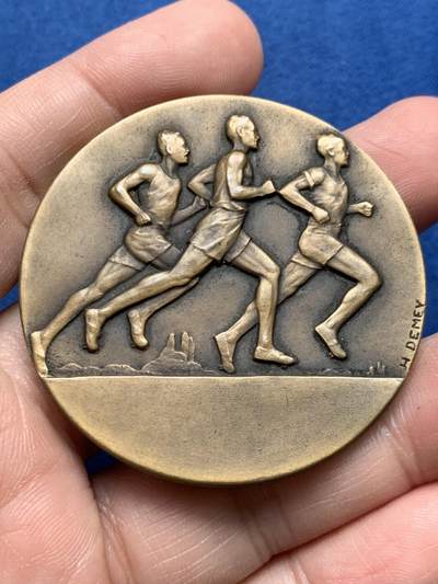 《竞宝斋》第476场 周日，周一 2场连拍 （全场包邮）欢迎送拍 - 体育赛事-长跑纪念铜章 59.7克 49.3mm 三角边铭 带盒