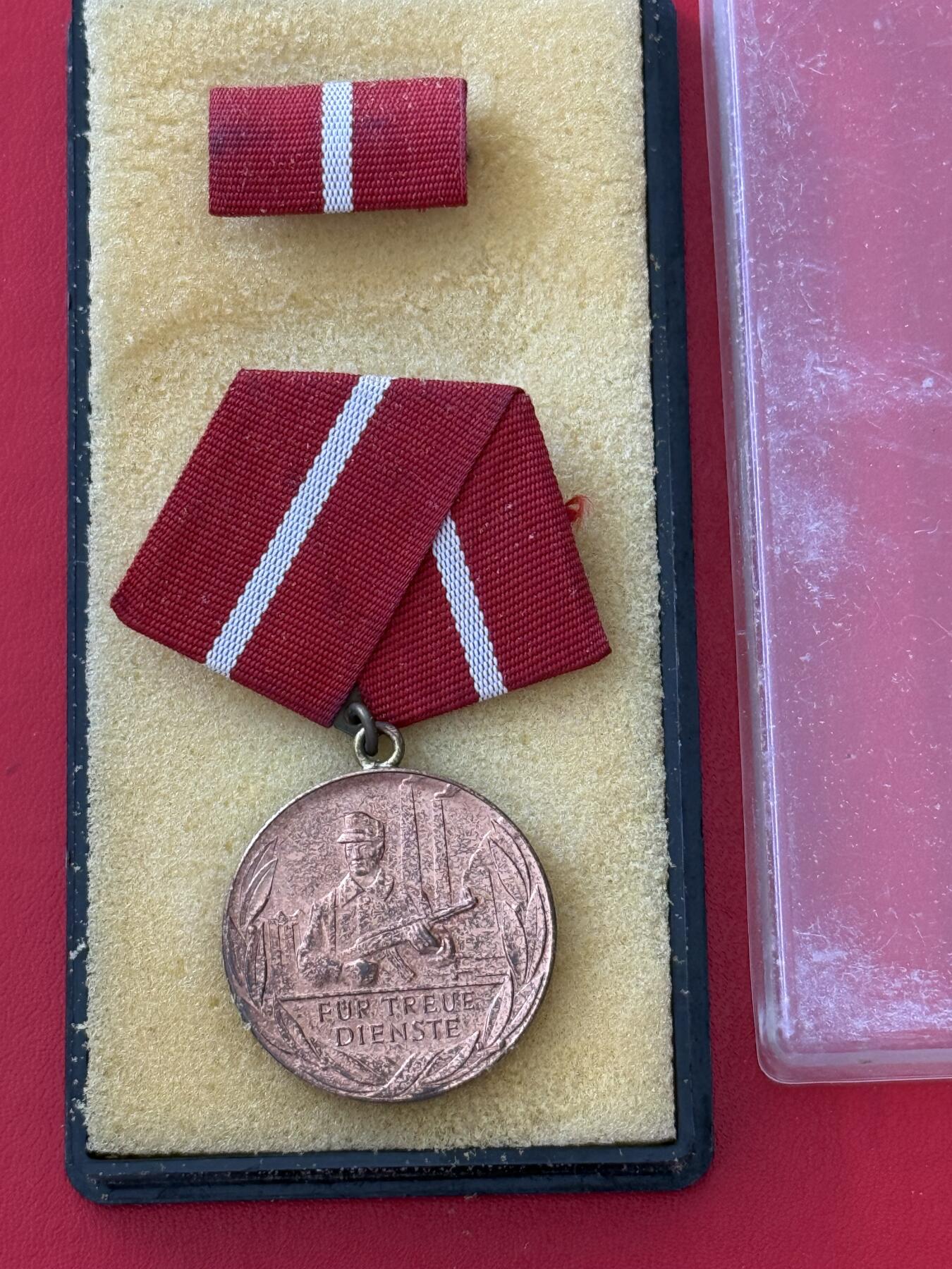 韵星假日军品类拍卖第50期 民主德国铜级工战队忠诚服务奖章带原盒略