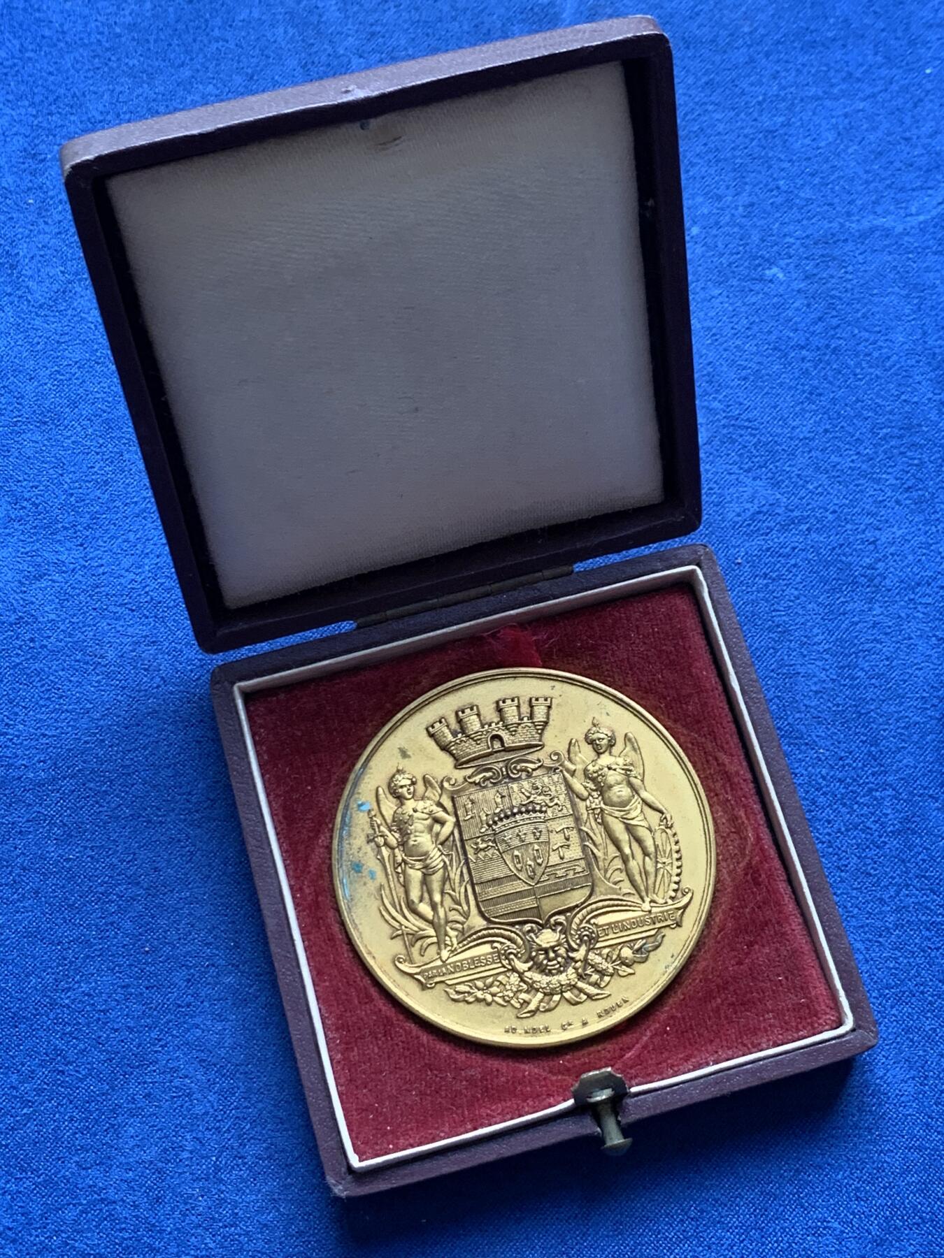 《竞宝斋》第476场 周日，周一 2场连拍 （全场包邮）欢迎送拍 法国诺曼底博尔贝克市镀金铜章 59.2克 50.2mm 丰饶角铜标 带盒