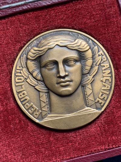 《竞宝斋》第476场 周日，周一 2场连拍 （全场包邮）欢迎送拍 - 法兰西玛丽安娜女神铜章 正面头像 38.7克 40.8mm 三角铜标 带原盒