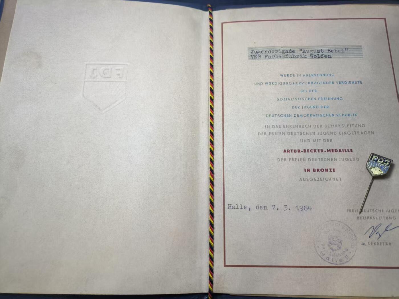 云宸嘉赏-勋臻文献佳藏优品精选场次（低佣 转发佣金红包） 民主德国自由德国青年团-兹表其奥古斯特・贝贝尔青年突击旅在德青少年的社会主义教育工作  属于稀有的青年团集体荣誉证书 早期版本厚壳  带青年团珐琅证章一套 