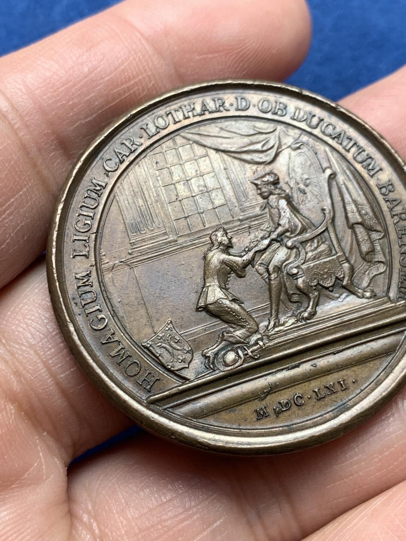 《竞宝斋》第476场 周日，周一 2场连拍 （全场包邮）欢迎送拍 法国路易十四纪念洛林公爵夏尔四世为巴尔公国向国王效忠铜章 33克 41.1mm 光边原铸 细节见图