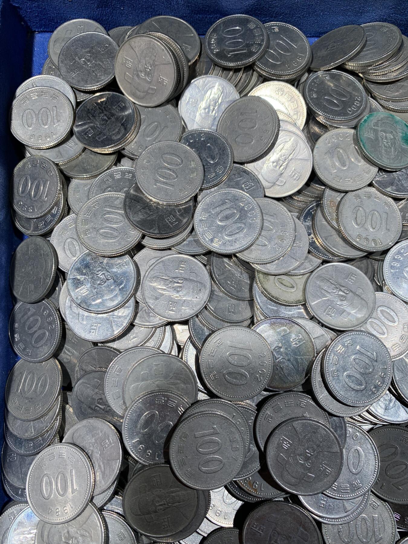 《竞宝斋》第476场 周日，周一 2场连拍 （全场包邮）欢迎送拍 韩国100韩元零钱1000枚，一枚重5.42克，总重5420克+。面值10万韩元!汇率值480+元人民币