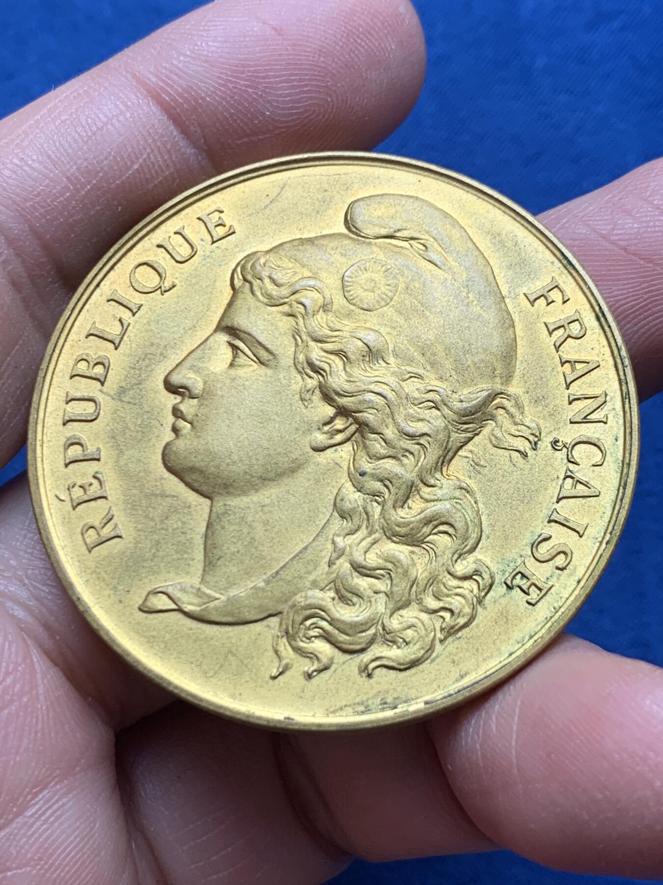 《竞宝斋》第476场 周日，周一 2场连拍 （全场包邮）欢迎送拍 法国玛丽安娜镀金铜章 41.1克 45.9mm 铜标边铭 带盒