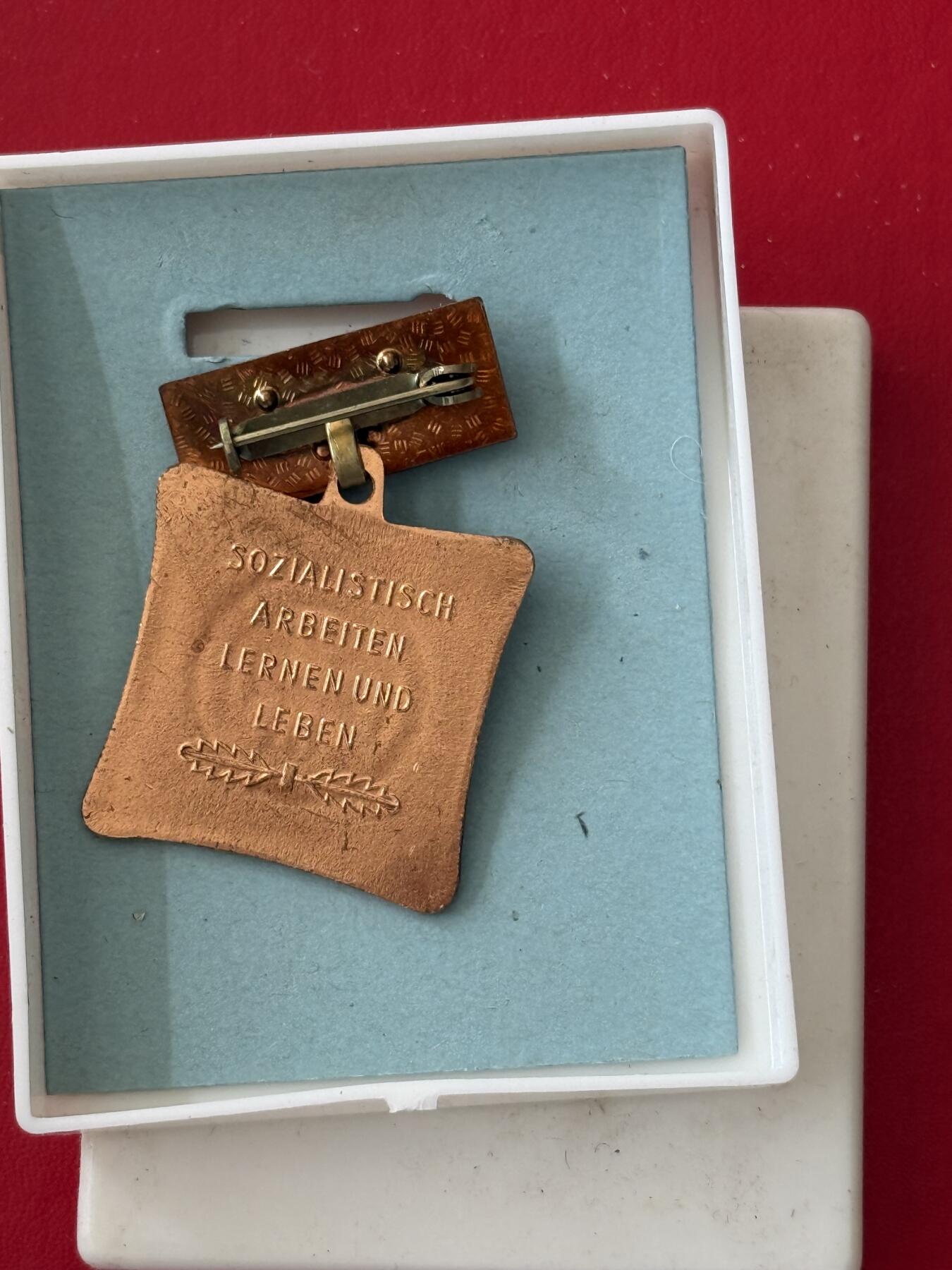 韵星假日军品类拍卖第50期 民主德国集体劳动模范奖章带原盒