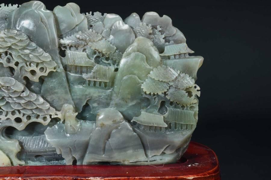 上海都达杂项专场六十七【全场包邮】 天然和田玉精雕《松山高士图》摆件连座95-262