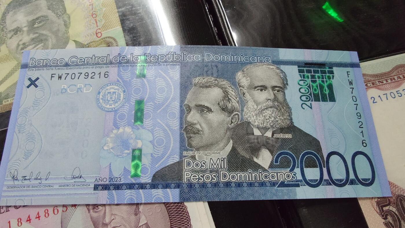 世界钱币～微拍第242期暨2026年第23期  老库存每款各1-2张清仓低价起拍 2023年多米尼加2000比索 全新绝品无4尾号216