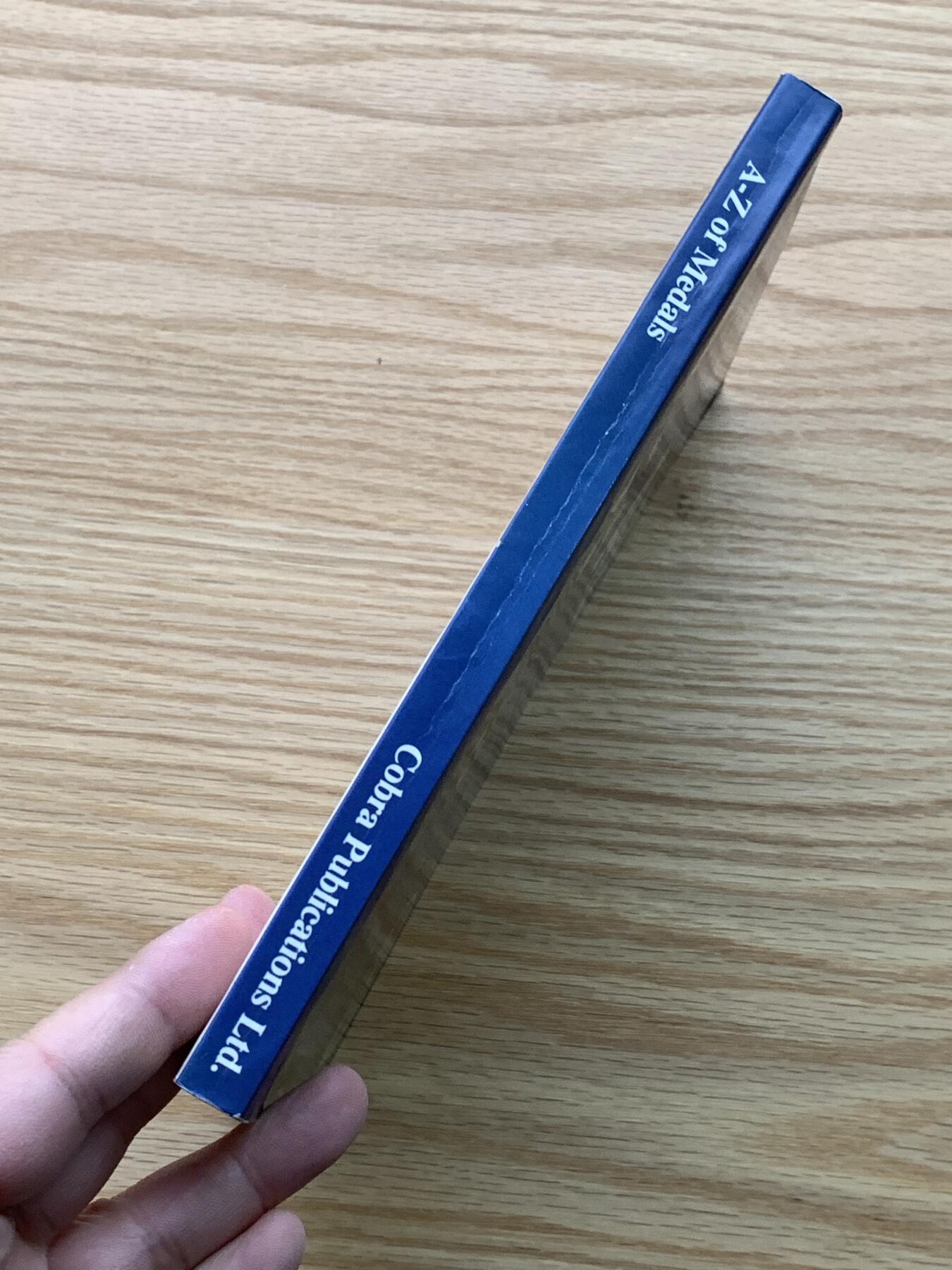 《竞宝斋》第476场 周日，周一 2场连拍 （全场包邮）欢迎送拍 勋章年鉴(第八版)A-Z全尺寸及微型勋章价格指南，28张英国勋章与勋位全彩照片，430余幅英国及殖民地勋章实物插图