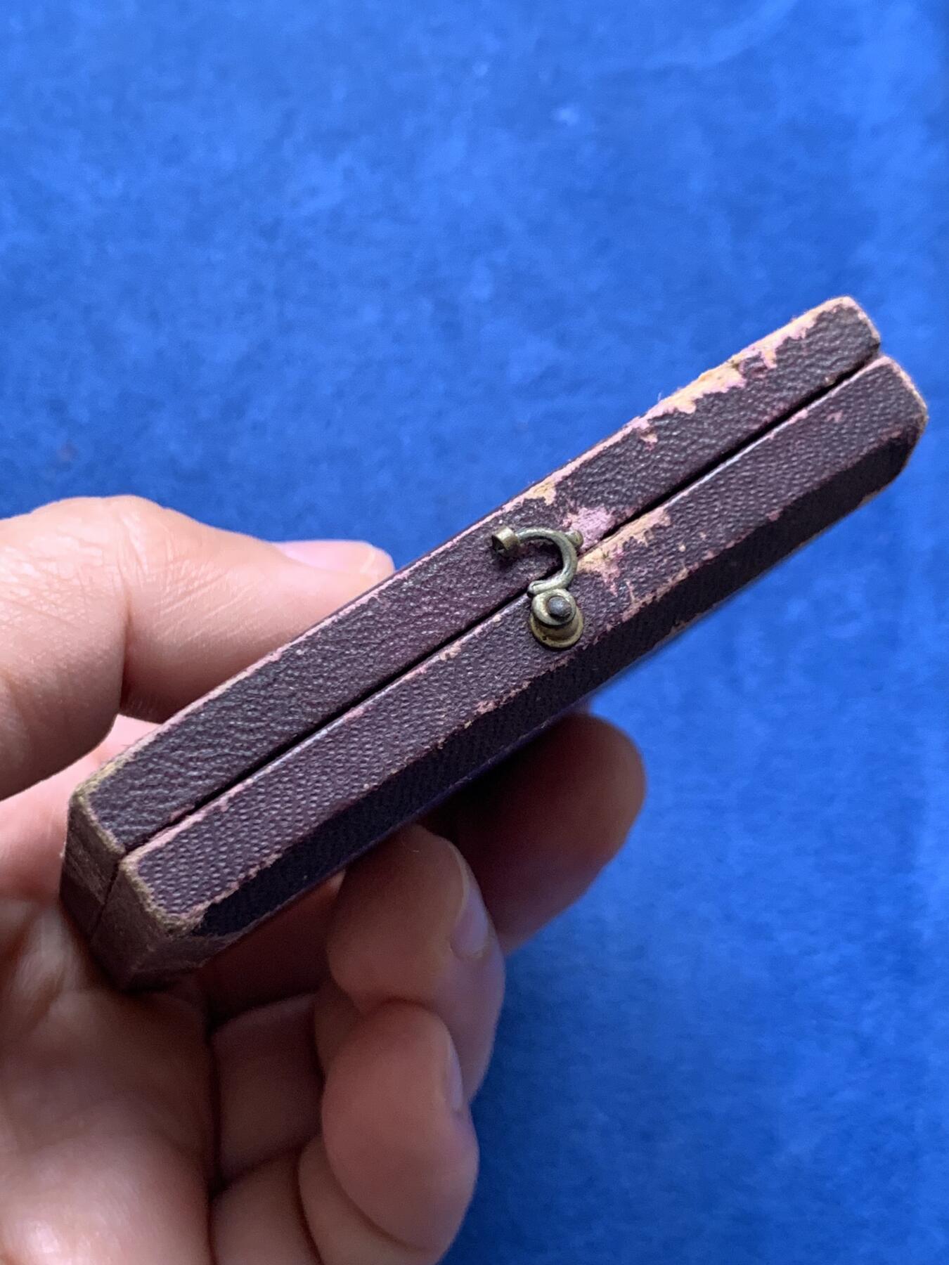 《竞宝斋》第476场 周日，周一 2场连拍 （全场包邮）欢迎送拍 法国勒阿弗尔拉弗洛特协会纪念镀银铜章 55克 49.2mm 三角铜标 带盒