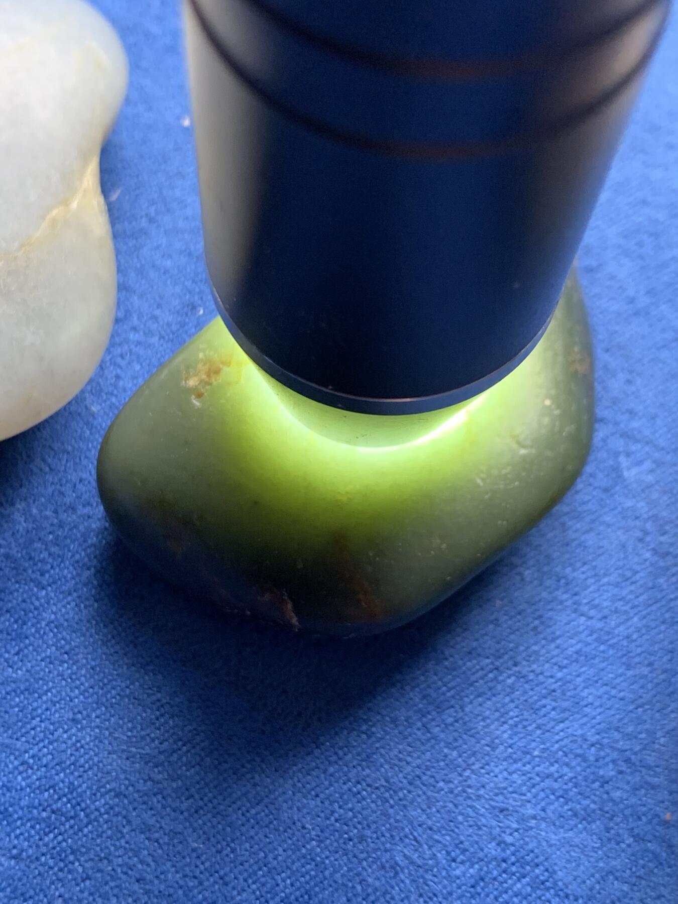 《竞宝斋》第476场 周日，周一 2场连拍 （全场包邮）欢迎送拍 三枚一组 籽料原石 总重125克