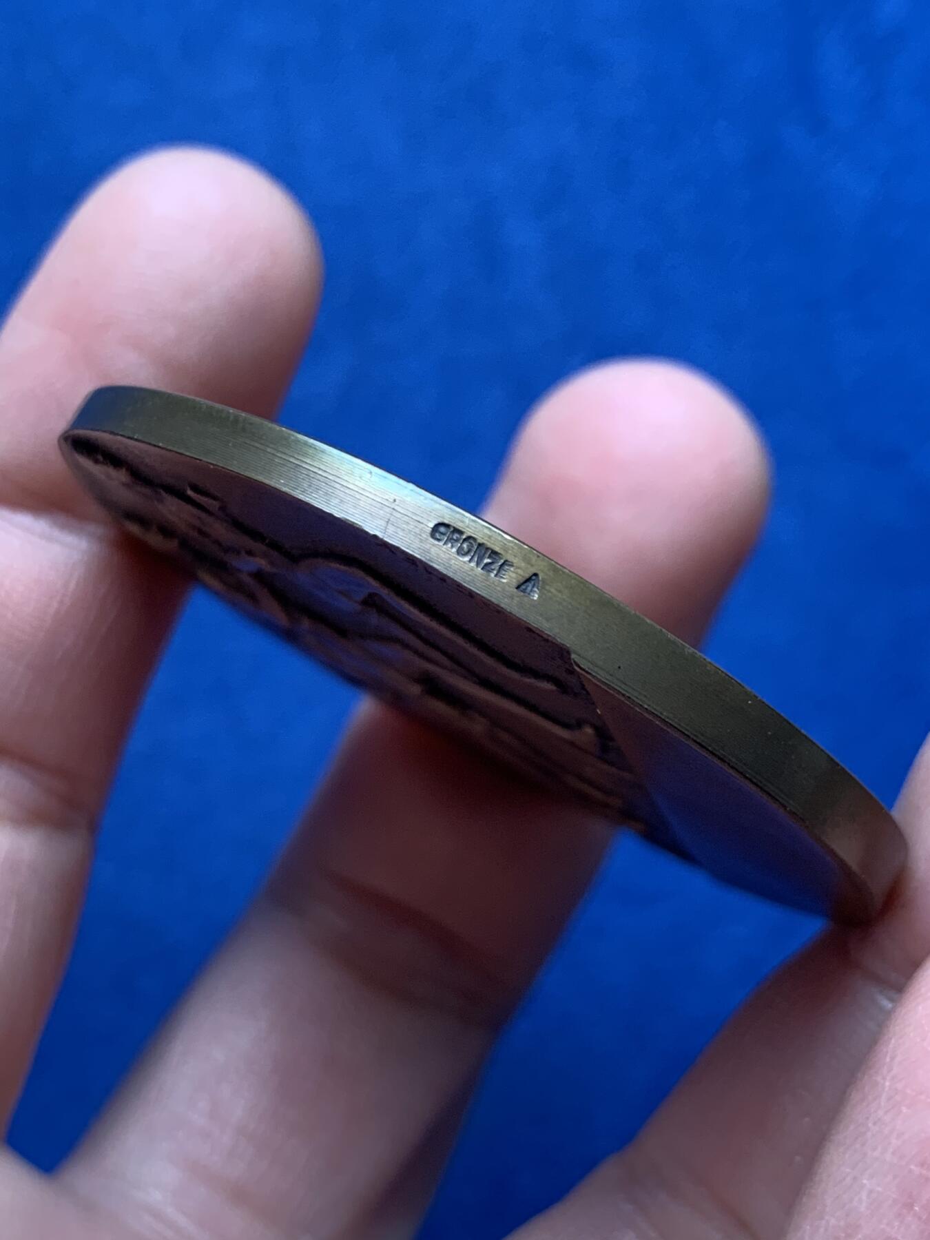 《竞宝斋》第476场 周日，周一 2场连拍 （全场包邮）欢迎送拍 体育赛事-长跑纪念铜章 59.7克 49.3mm 三角边铭 带盒