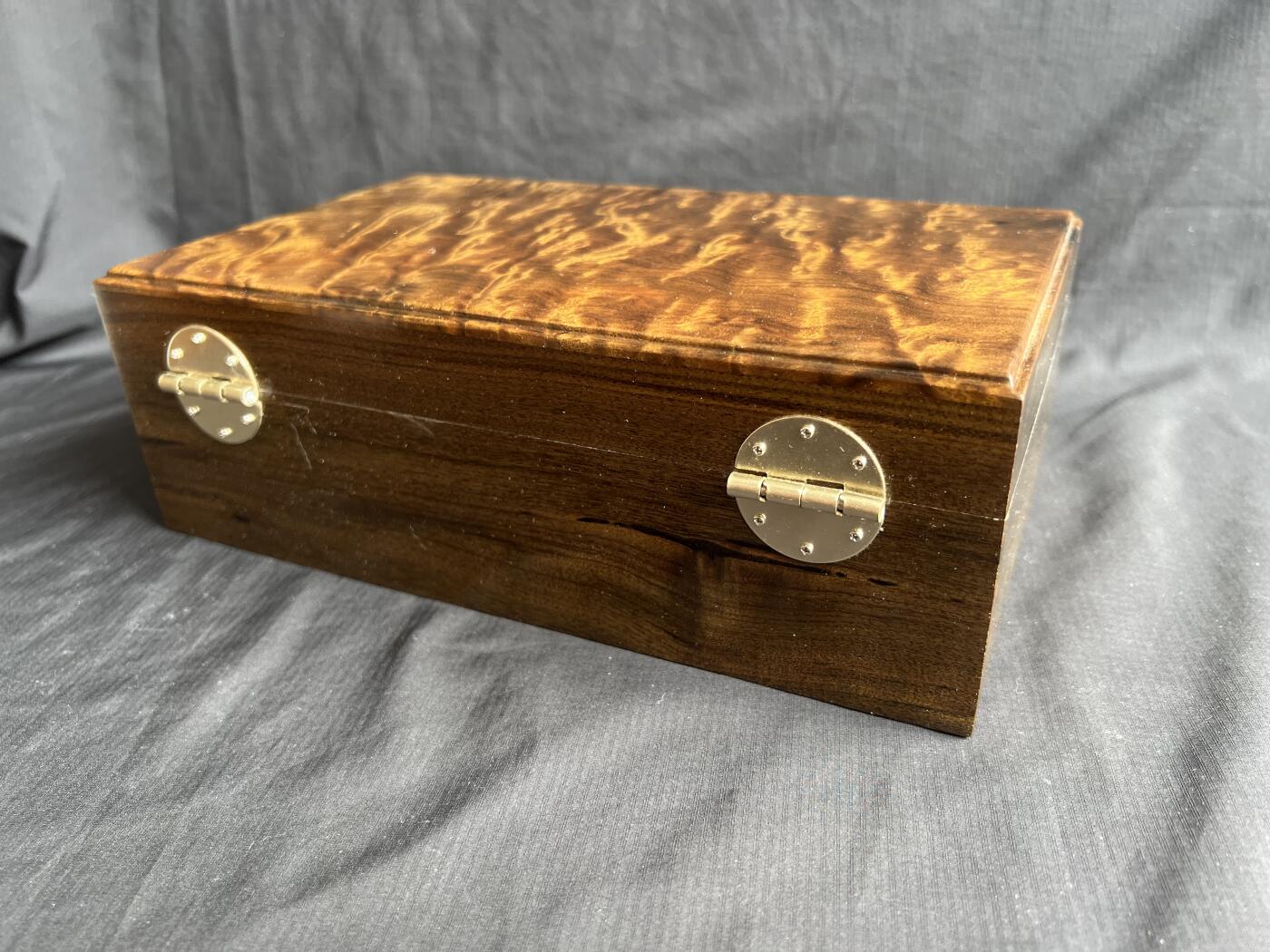 零元拍：金丝楠阴沉木满水波满纹满金丝首饰箱，尺寸：228/117/77MM，送礼盒箱。