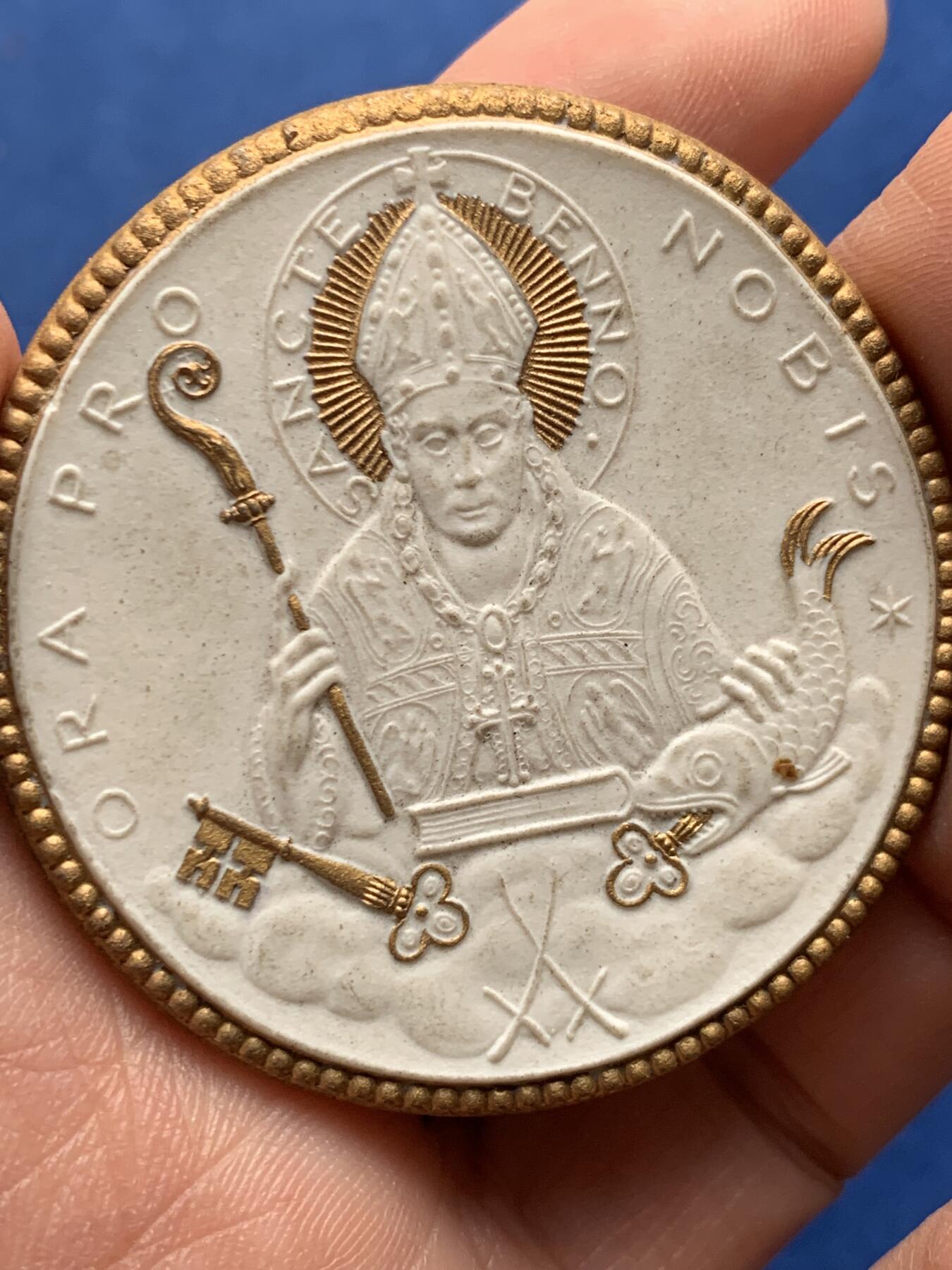 《竞宝斋》第476场 周日，周一 2场连拍 （全场包邮）欢迎送拍 德国1921年纪念迈森教区重建镀金白陶章，13.6克，49mm，正面为教区守护者圣本诺，反面为六个天使头和星星，带梅森原盒，极其少见