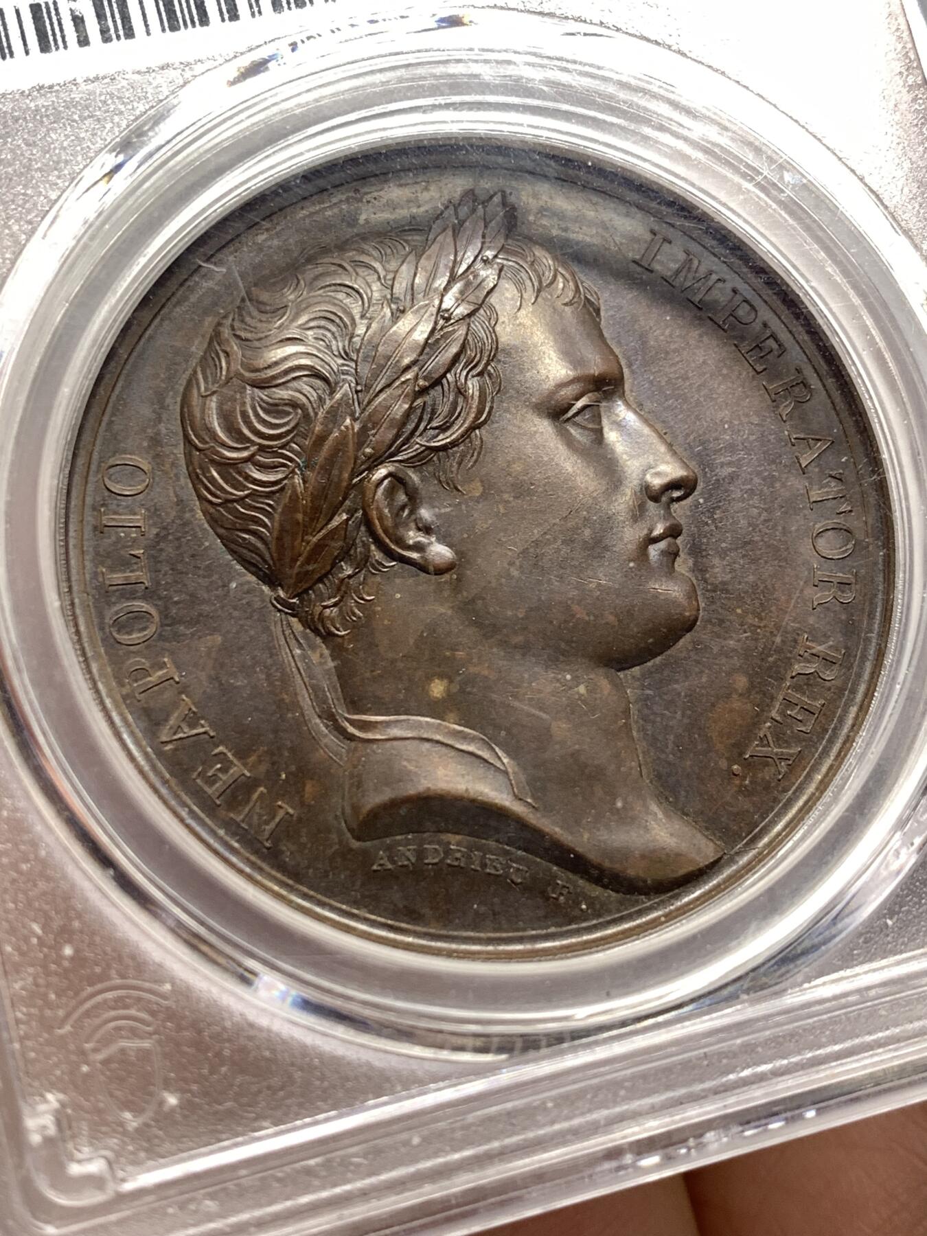 《竞宝斋》第476场 周日，周一 2场连拍 （全场包邮）欢迎送拍 PCGS SP64  法国1806年拿破仑一世耶拿之战原铸铜章 巴黎造币厂巧克力包浆 拿破仑化身朱庇特(罗马神话中众神之王)身披斗篷骑着帝国之鹰腾云凌空 手持闪电权杖 击倒斩杀地上三名巨人 场面英武壮阔设计大胆天马行空 肌肉线条精细优美该战役是拿破仑大破普军经典战役 也是拿章中经典中的经典 加厚盒