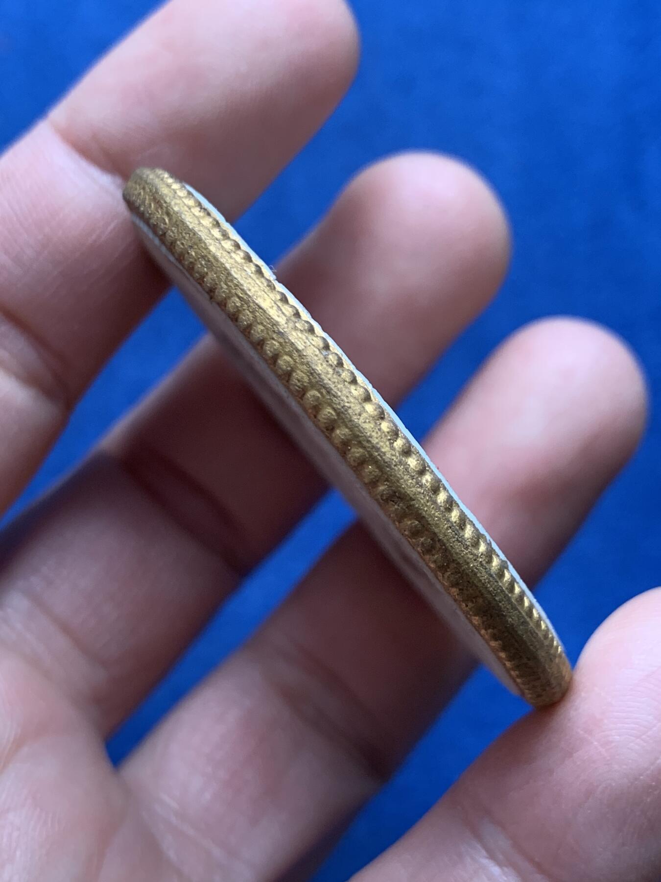 《竞宝斋》第476场 周日，周一 2场连拍 （全场包邮）欢迎送拍 德国1921年纪念迈森教区重建镀金白陶章，13.6克，49mm，正面为教区守护者圣本诺，反面为六个天使头和星星，带梅森原盒，极其少见